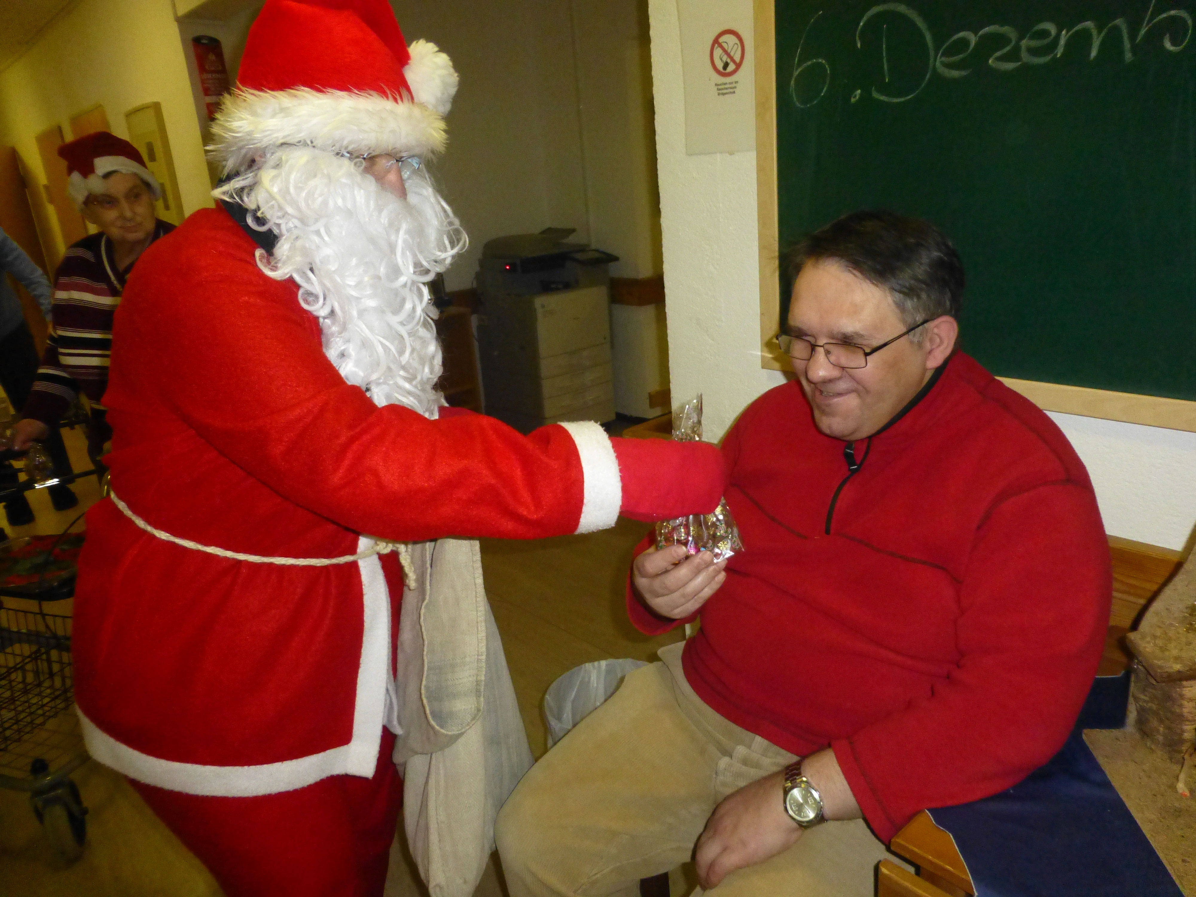 Der Nikolaus geht durch das Haus Pflegezentrum Bischofsgrün