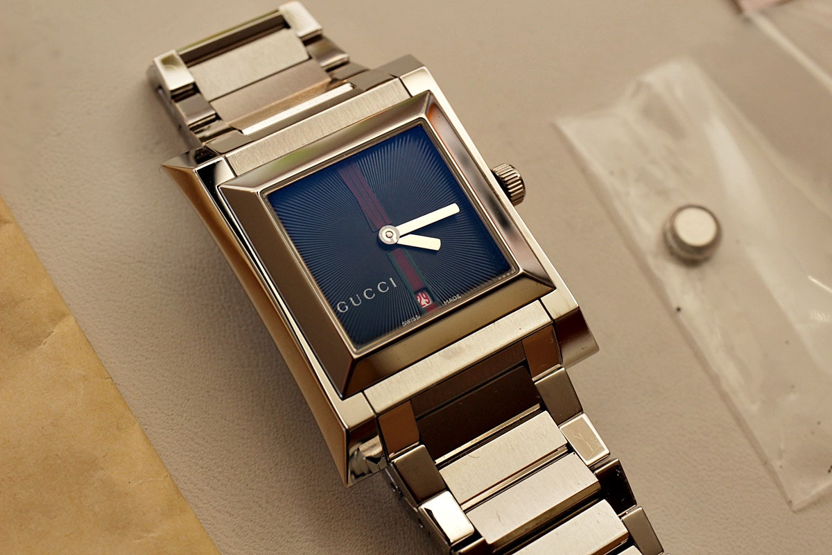 GUCCI 腕時計　バンド切れ 革ベルト交換で人気のGUCCI腕時計、動かない時計はオーバーホール修理