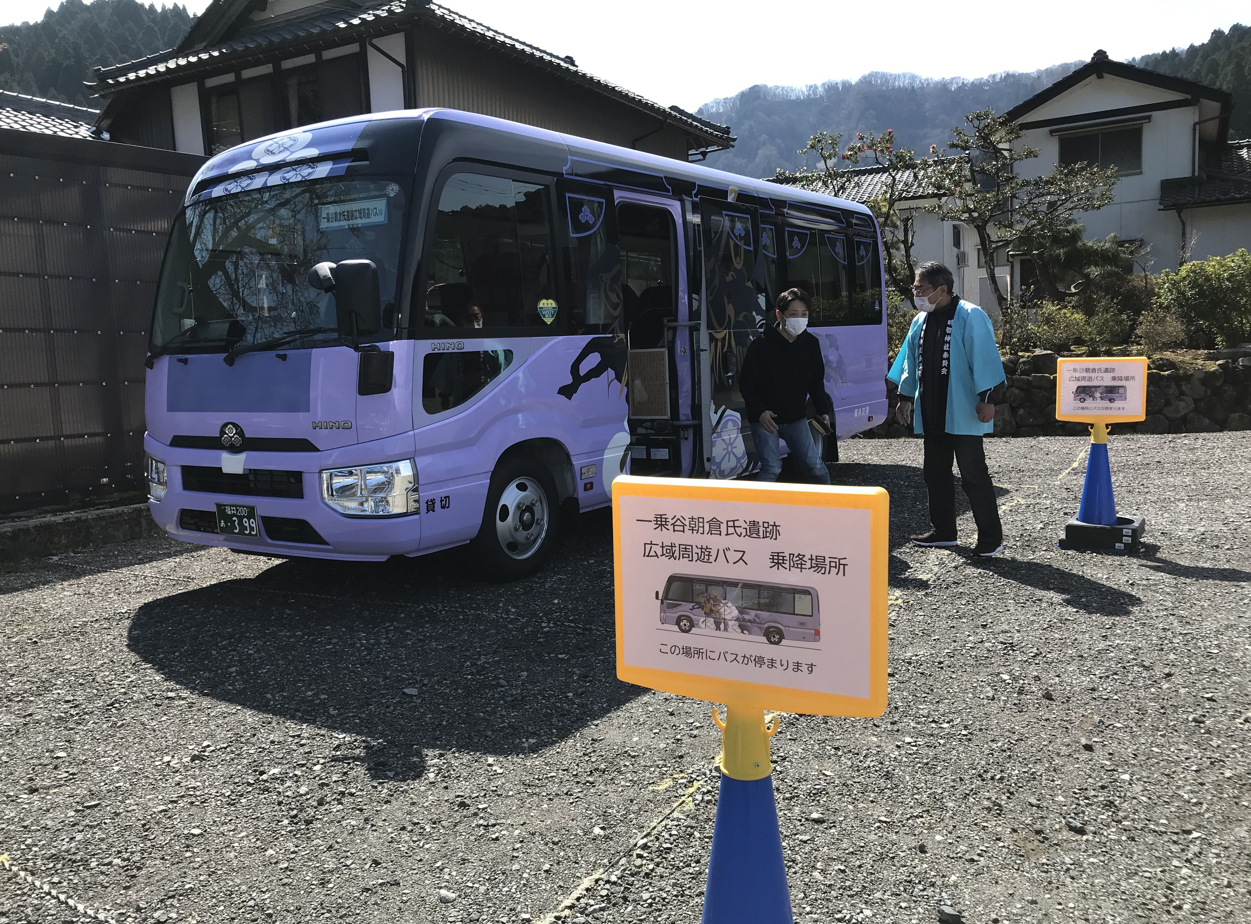 新周遊バスの車窓から 明智神社と西蓮寺