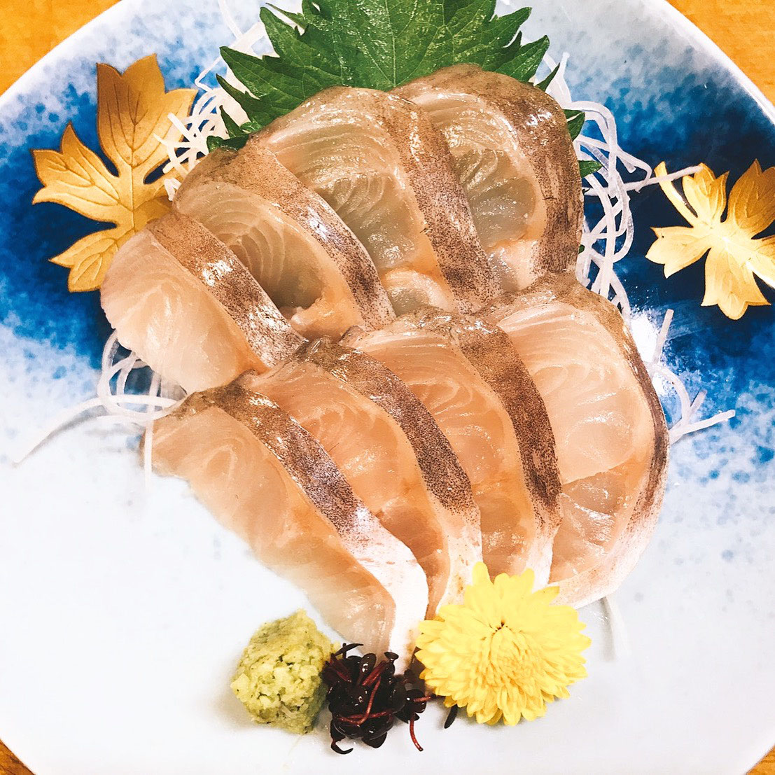 本日入荷 オススメのお刺身 17年 7月6日 木 北海道産の活〆 ホッケ刺し 創業60年以上の老舗焼き鳥屋 神輿やお祭りの大好きな大衆焼き鳥居酒屋 新小岩にてテイクアウト デリバリーはもちろん全国に鳥益 新小岩の惣菜も通販しています