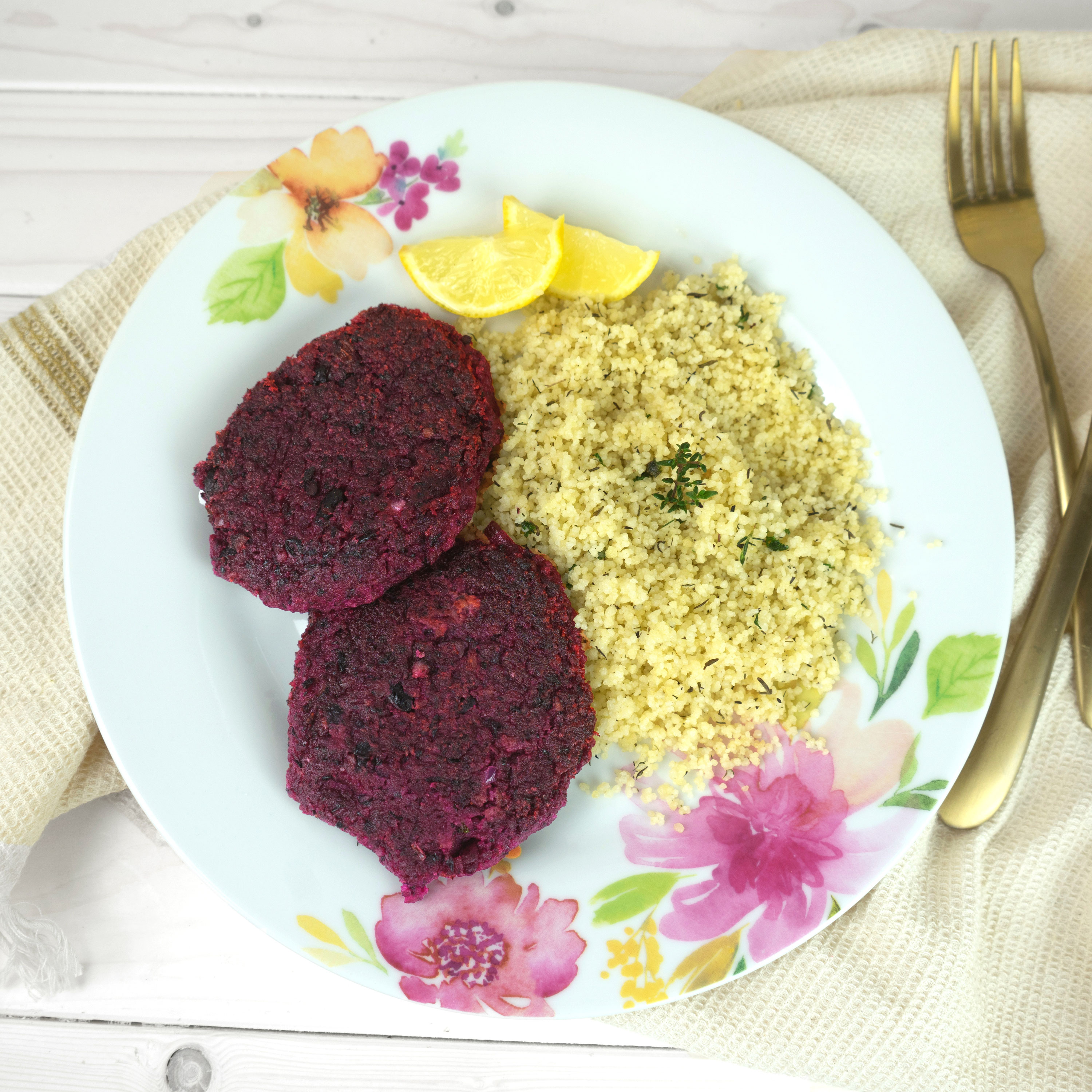 Rote Beete Schwarze Bohnen Patties mit Kräuter Couscous Vale's Food