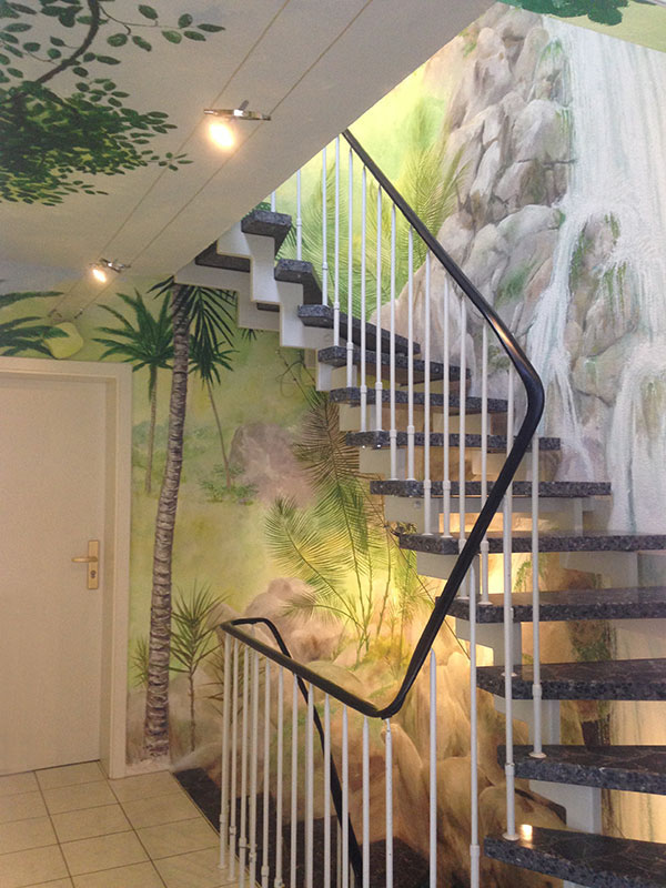 Wandmalerei im Treppenhaus mit "Tropischer Landschaft" - Wandmalerei
