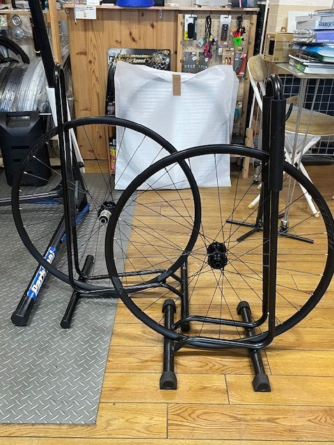 誉自転車のお仕事23 完成車付属の鉄下駄ホイールにカーボンリム