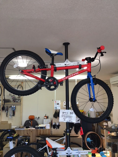 ヨツバサイクル再入荷です!今回は新発売の専用スタンドも入荷 ヨツバサイクル再入荷です!今回は新発売の専用スタンドも入荷