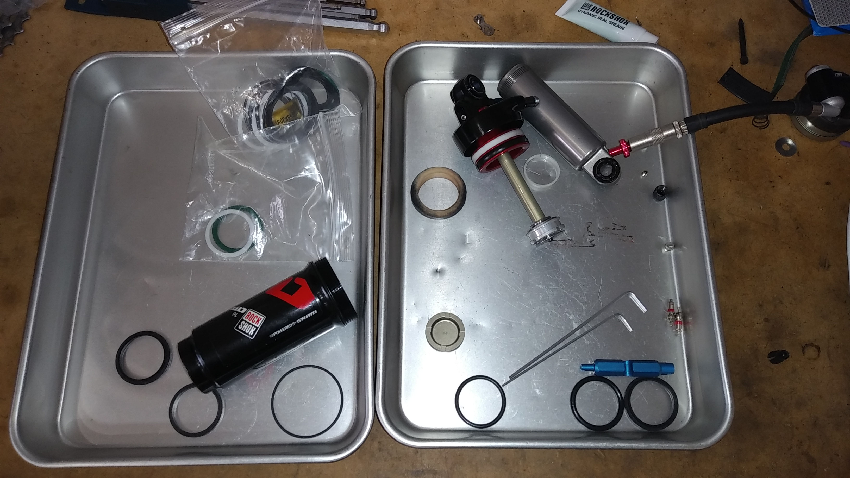 2011？ロックショックスARIOオーバーホール - 誉自転車ホームページ