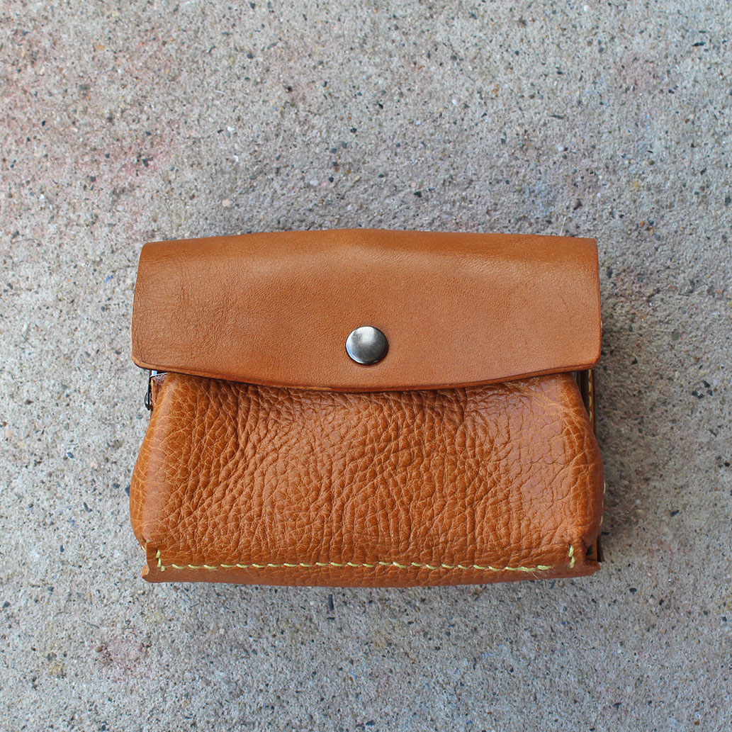 小さいけど 収納力は長財布と同じ ハンドメイドの革 セイルクロス 帆布のカバン 雑貨 ー まるで村の鍛冶屋さんのように