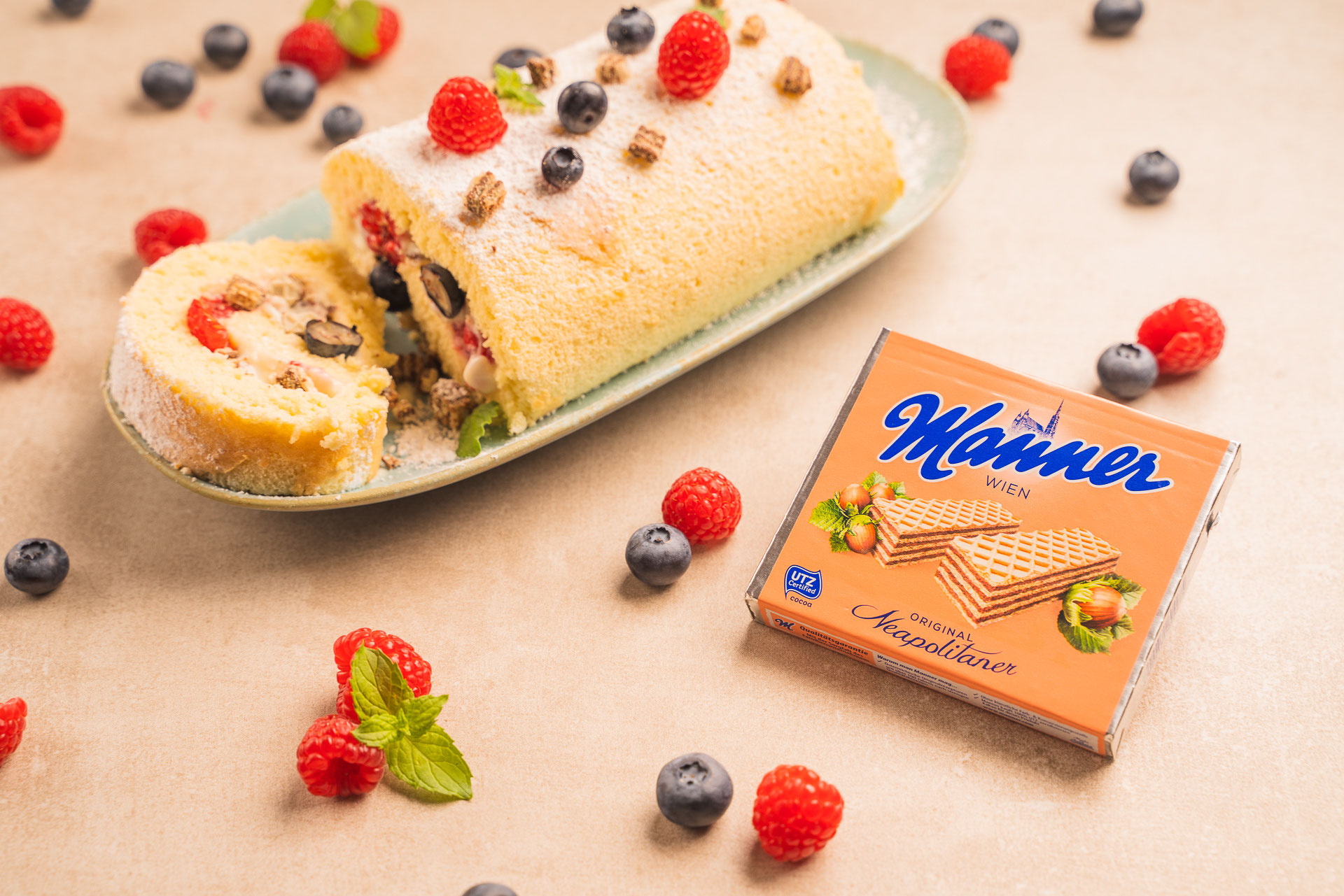 Beeren-Biskuitroulade mit Neapolitaner Schnitten - Van ...