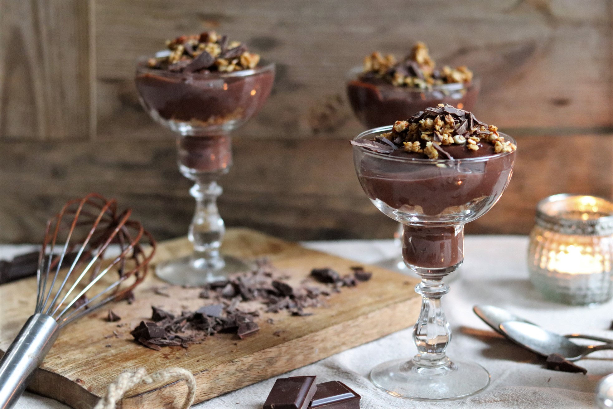 KaffeeSchokopuddingDessert mit Granola foodstories/ein