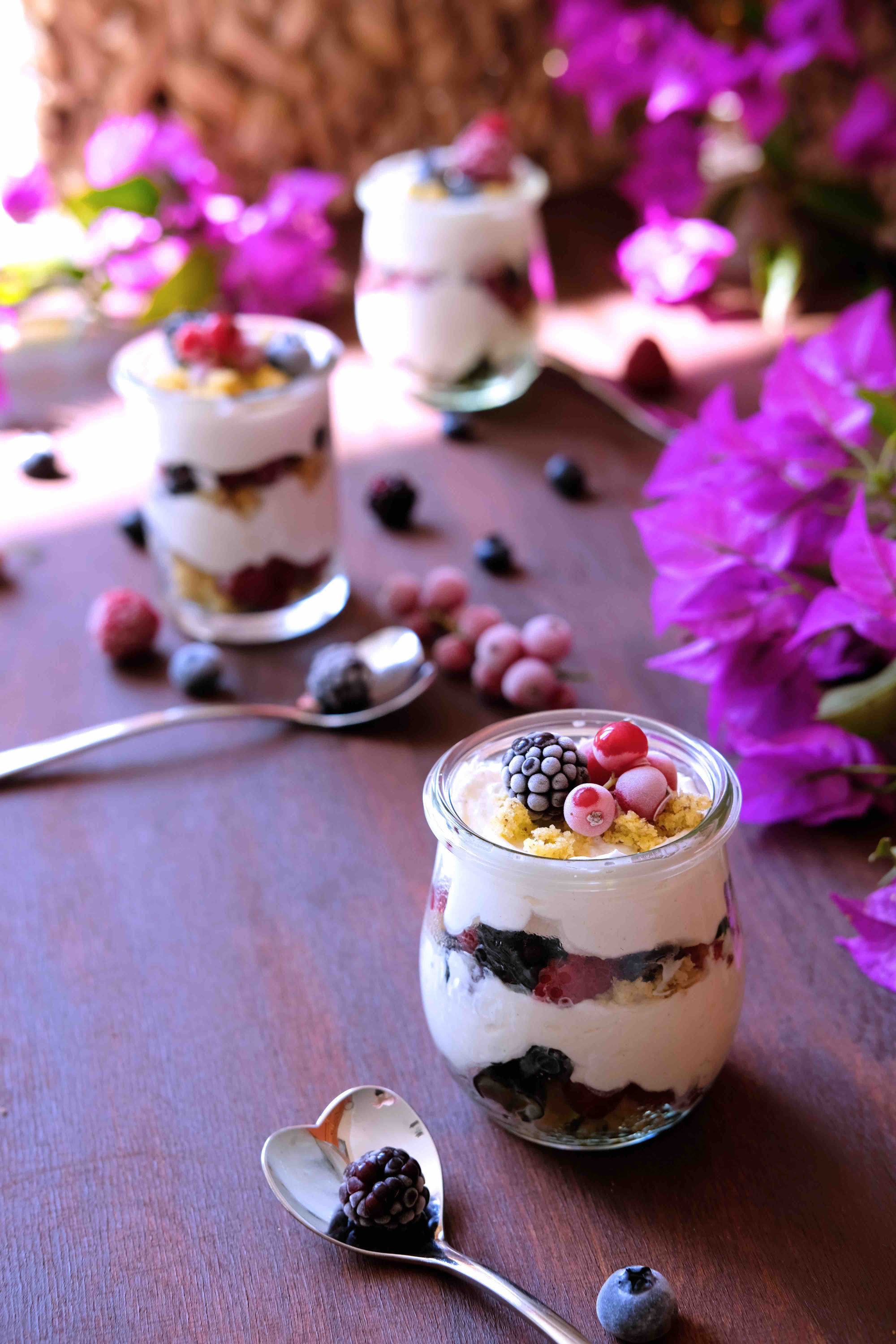 Beeren-Dessert mit Mascarpone - Süße Foodfotografie