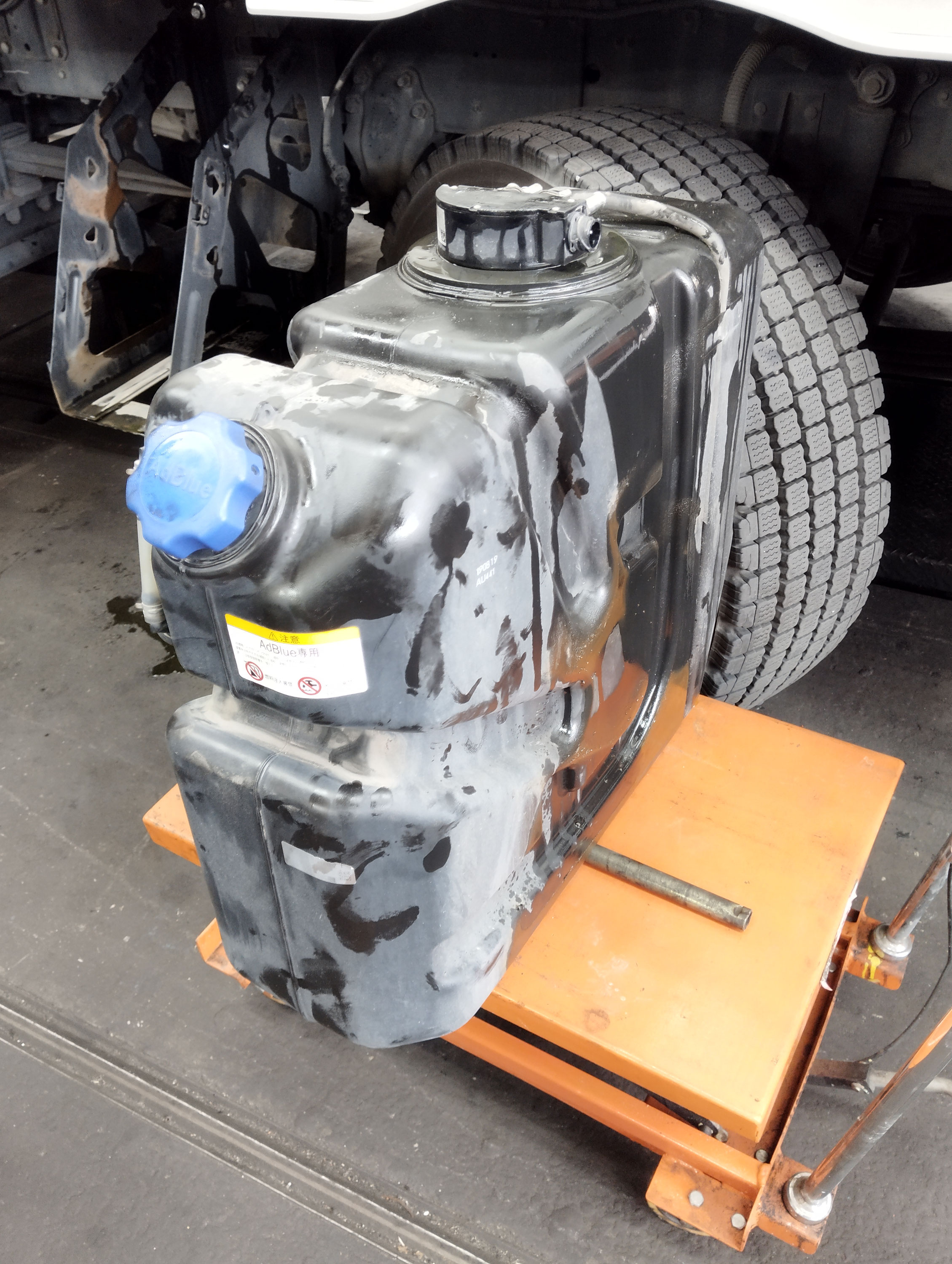いすゞ 尿素タンクASSY リビルト品 フォワード ISUZU QDG-FVZ34