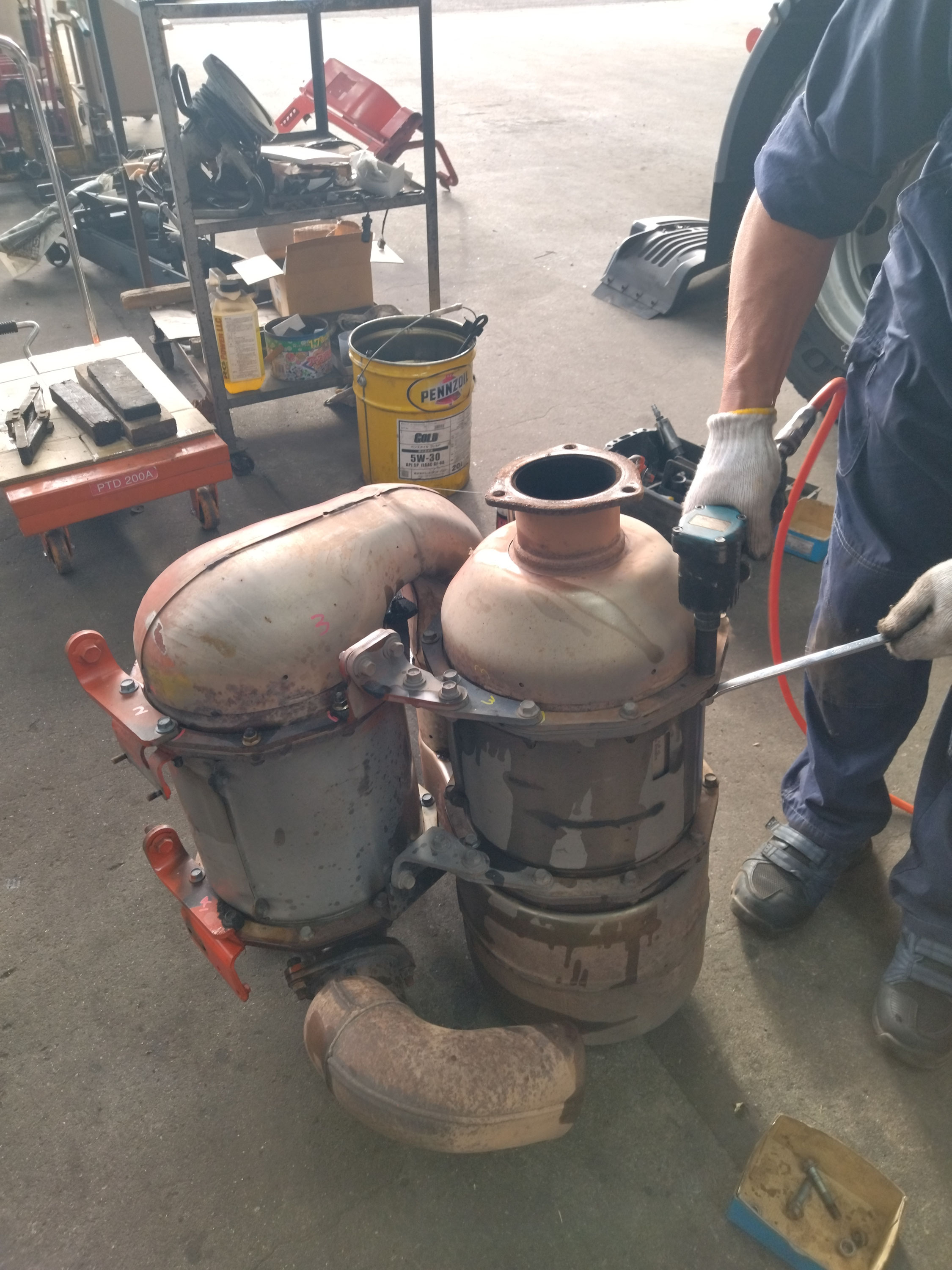 日野 プロフィア マフラー点検 DPF（DPR) 洗浄 前編 - マフラーの機能