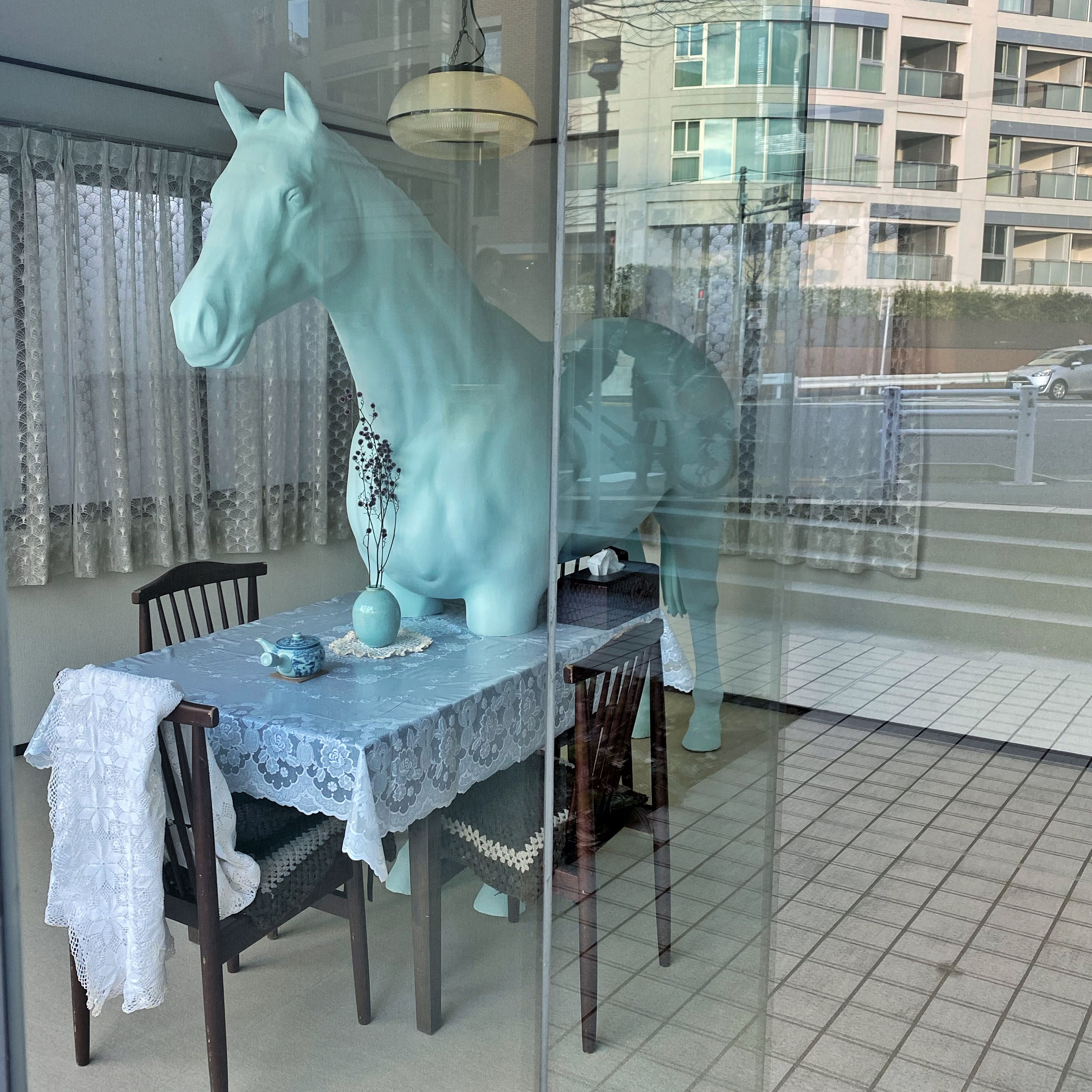 馬と古城夕陽が沈む雰囲気が出た作品です。