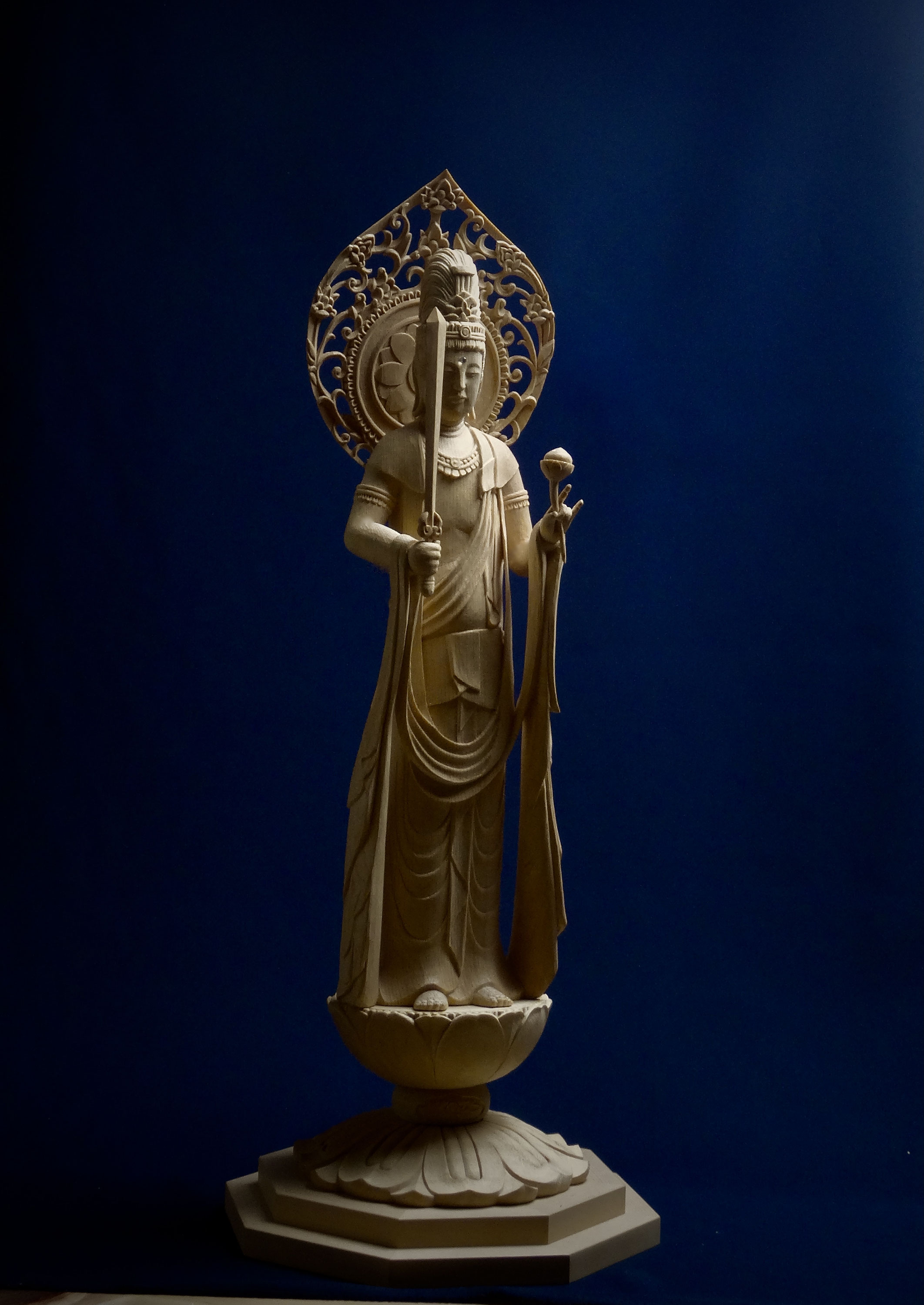 木彫 仏像？ いいお顔してます。。。