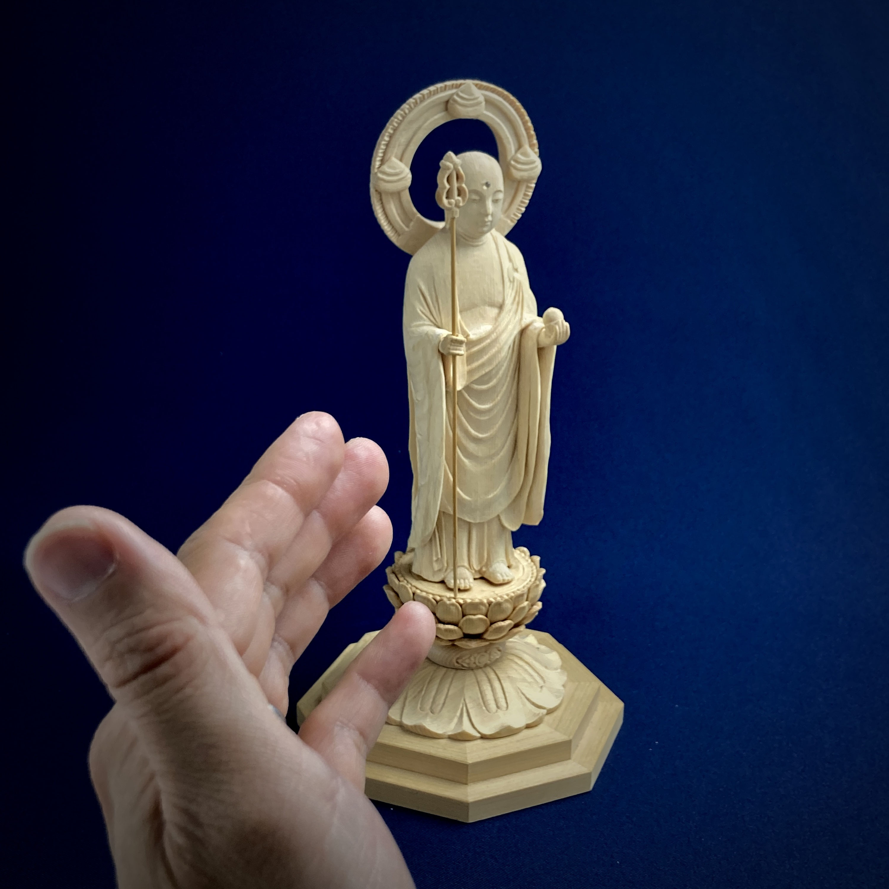 木彫 仏像？ いいお顔してます。。。