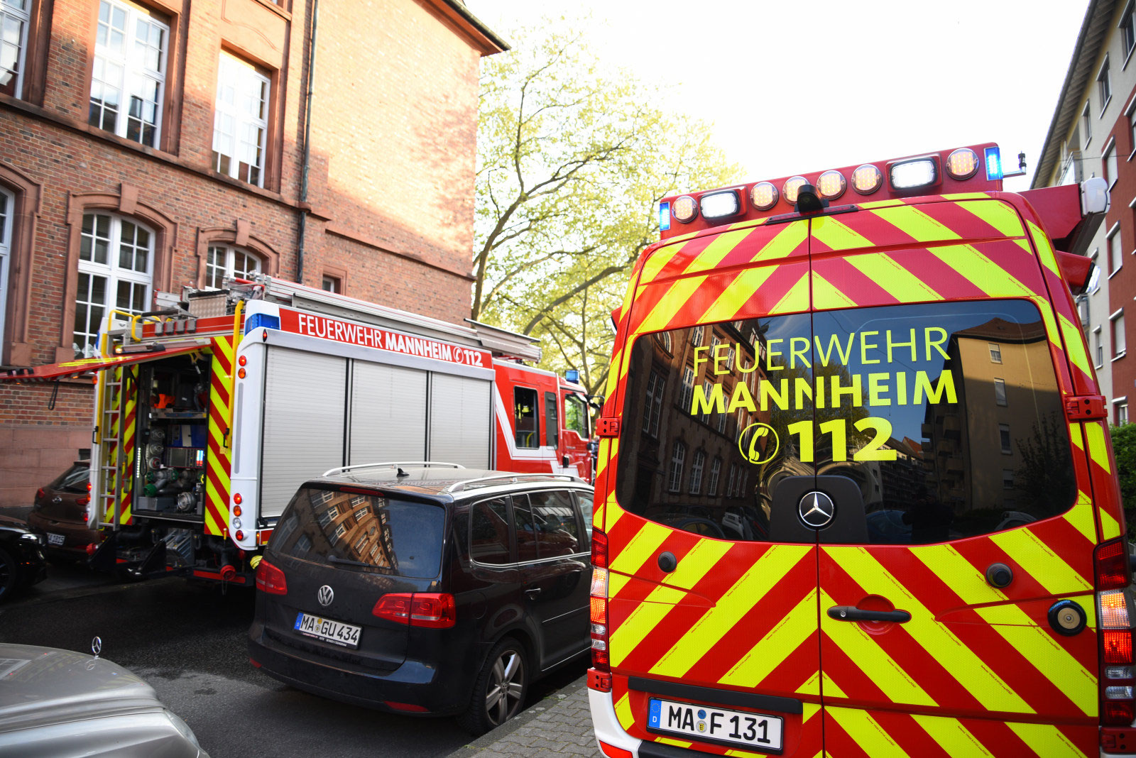 MannheimRheinau Brand von vier Müllcontainern im Innenhof einer