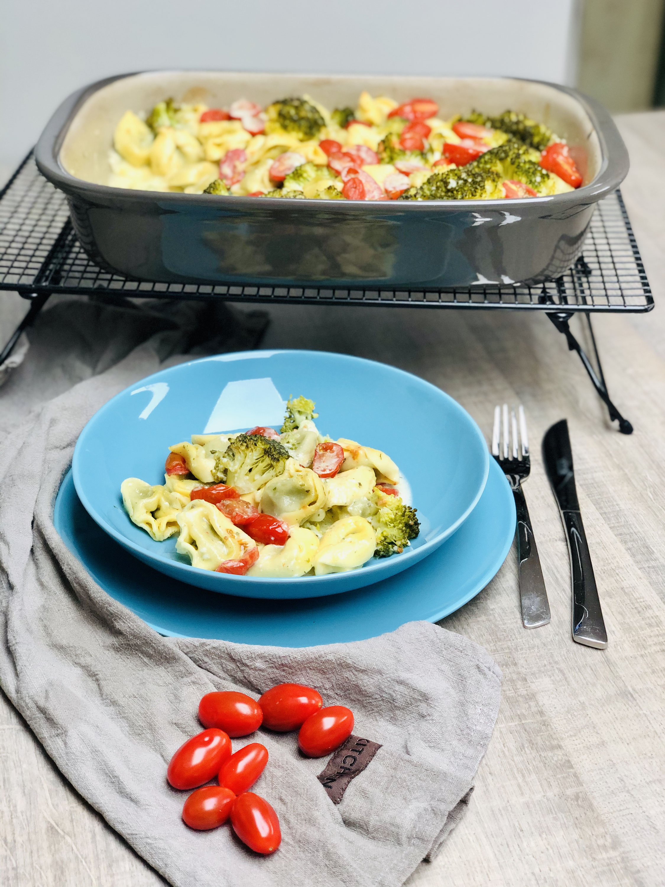Tortellini mit Brokkoli-Sahne-Soße aus der rechteckigen großen Ofenhexe