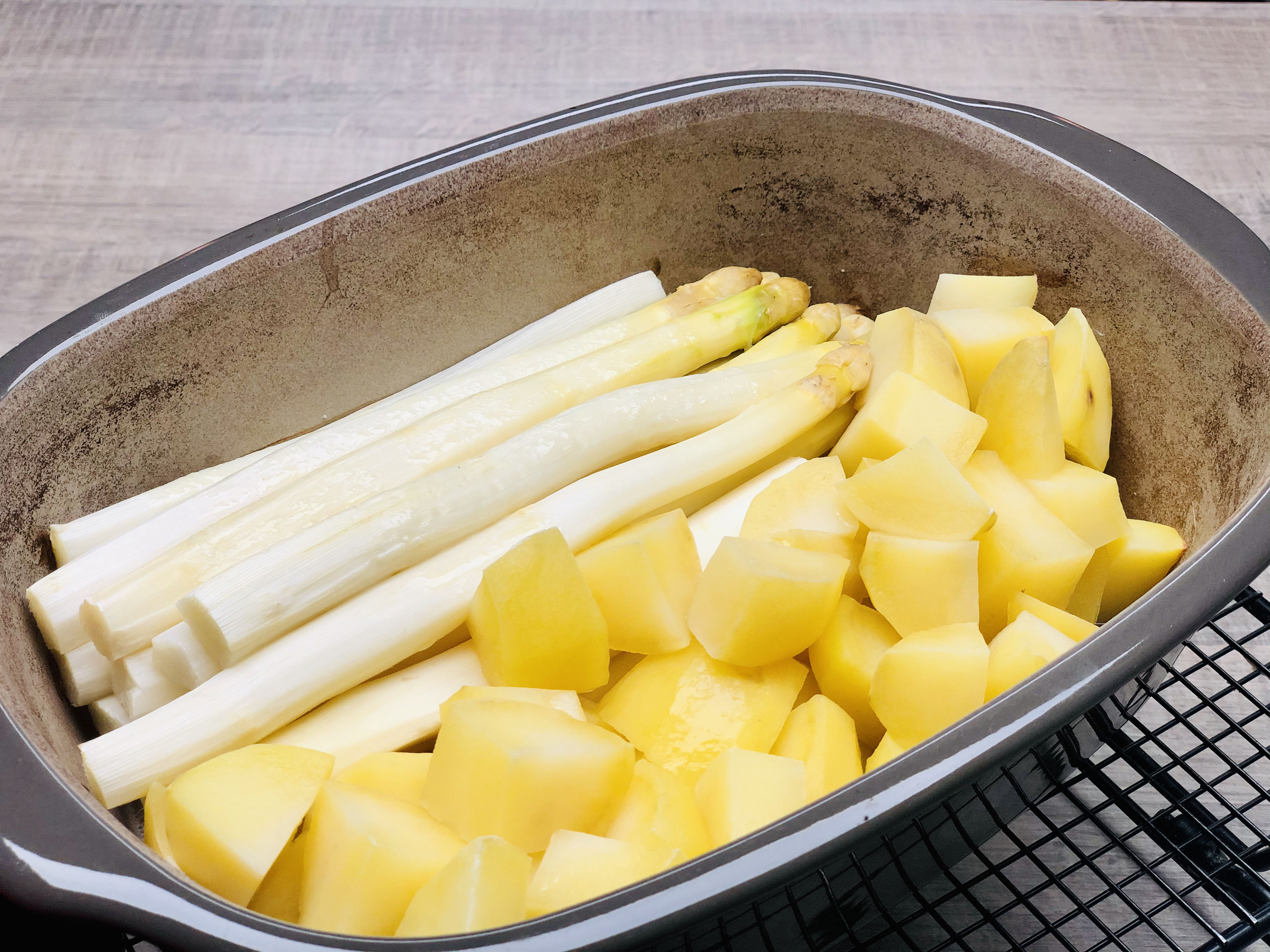 Stangenspargel mit Kartoffeln