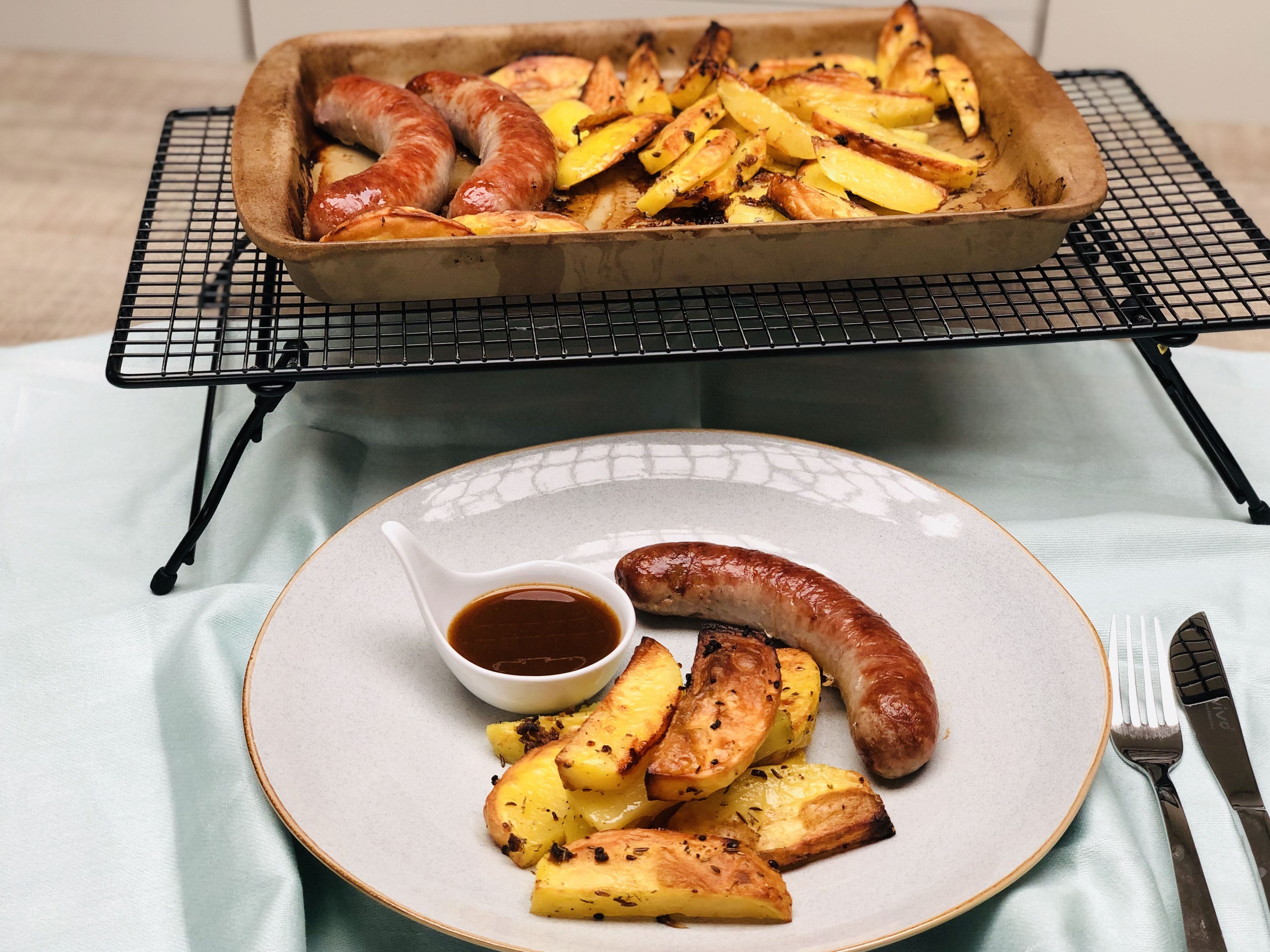 Bratwürste mit Kartoffelspalten vom Pampered Chef® Ofenzauberer