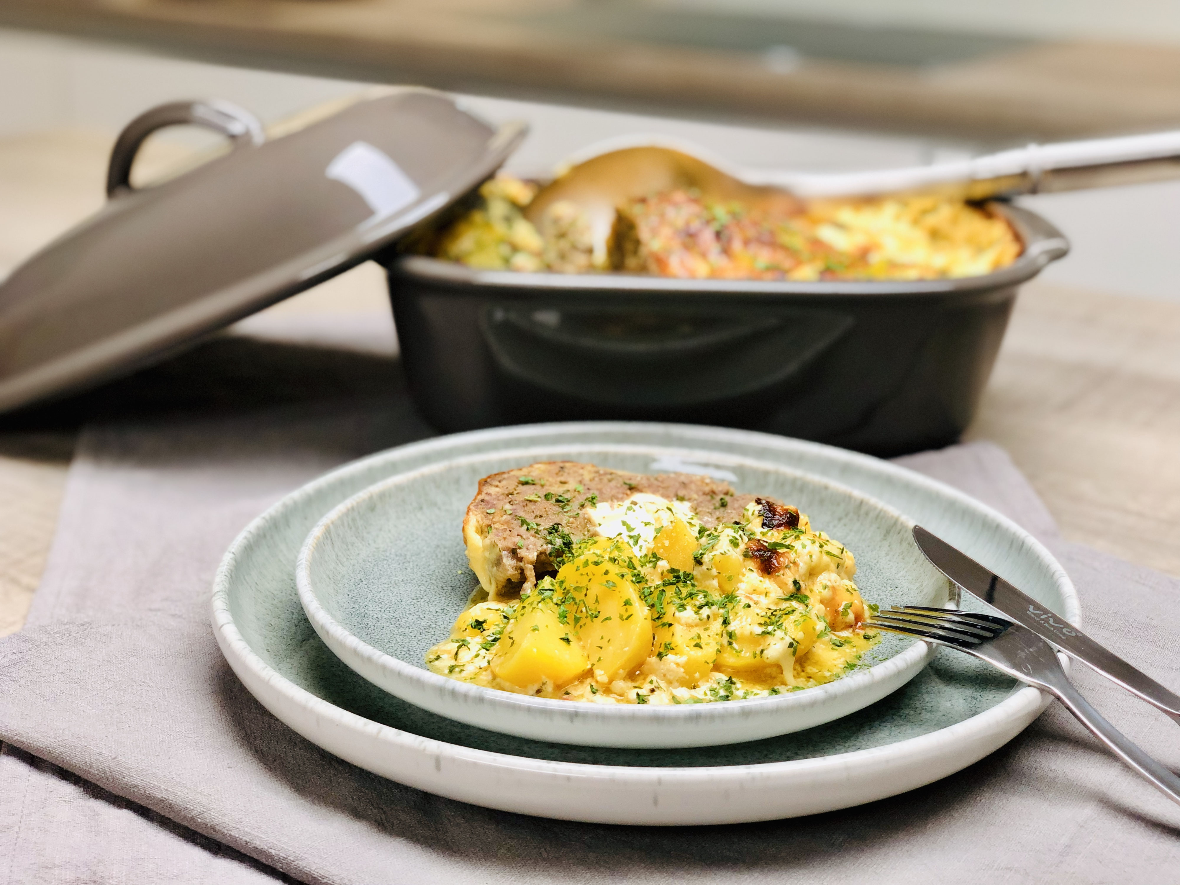 Gefüllter Hackfleischbraten mit Schafskäse an Sahnekartoffeln im ...