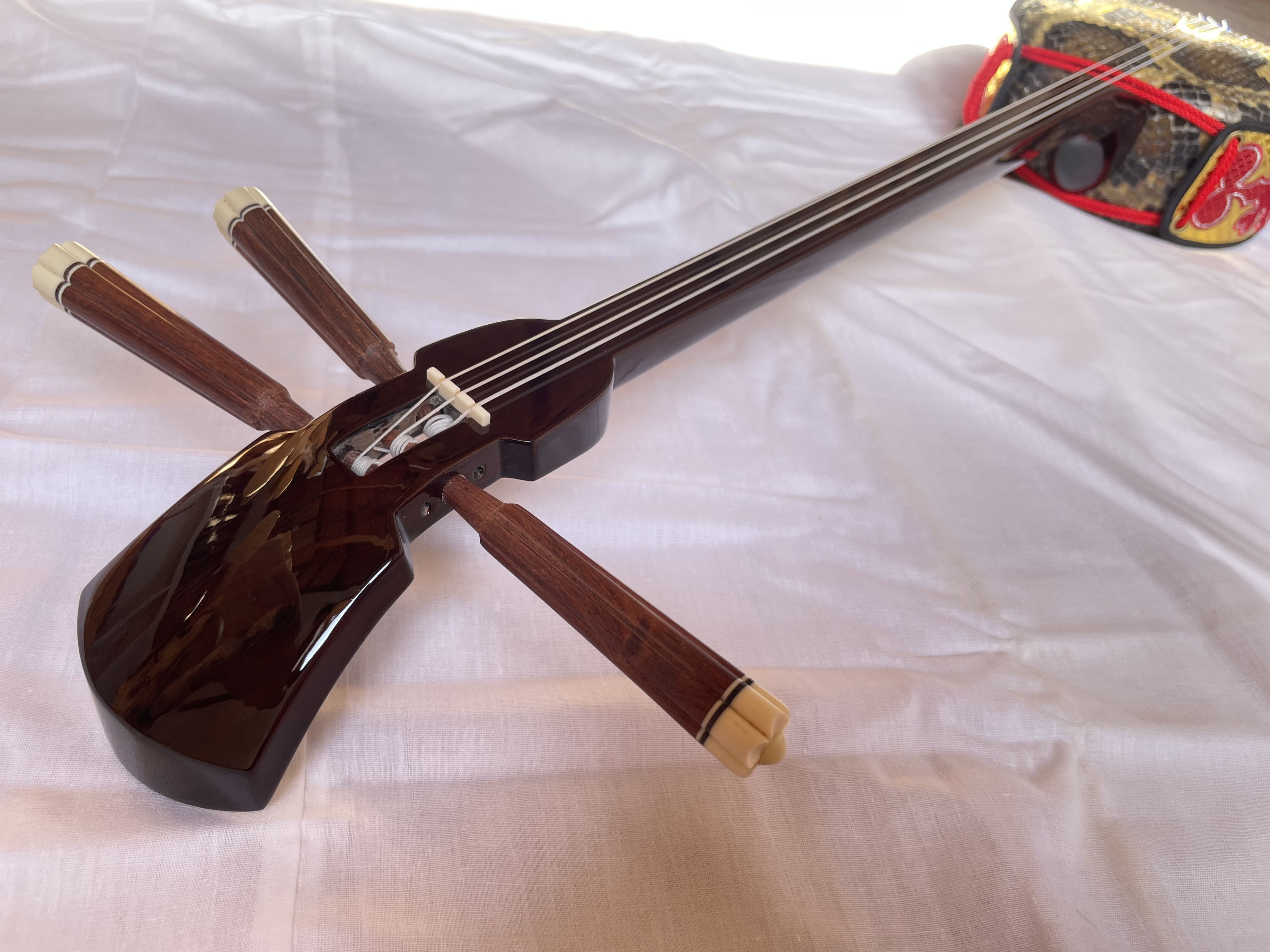 ミニマム三線本体 木製 ヘビ柄装飾 3弦 スタンド付き ミニマム三線