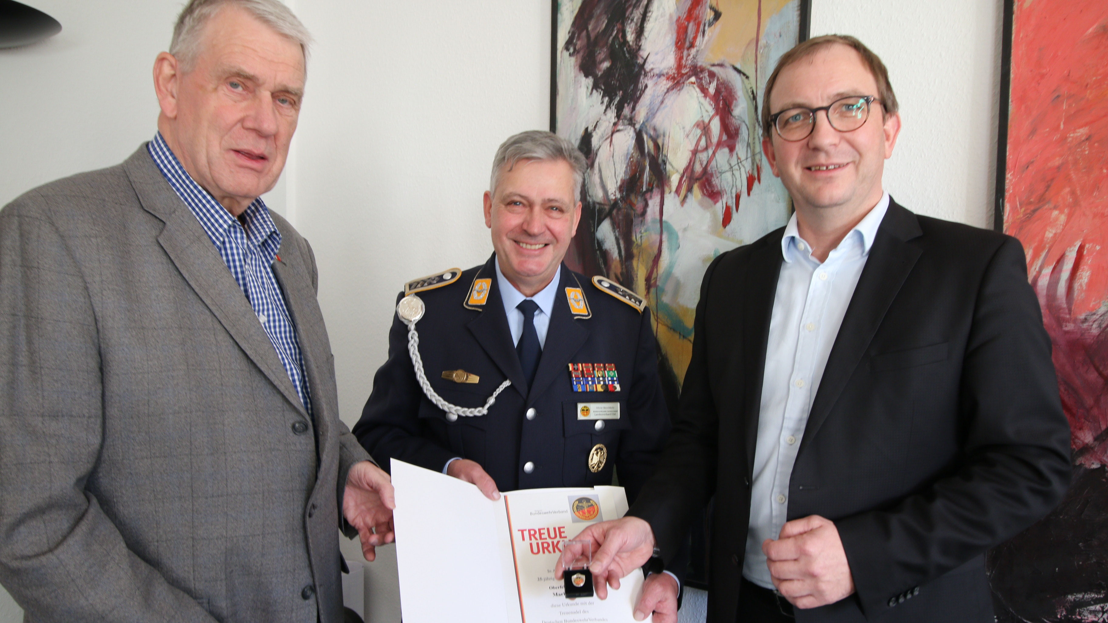 Markus Bauer Wurde Fur 25 Jahre Mitgliedschaft Im Bundeswehrverband Geehrt glive