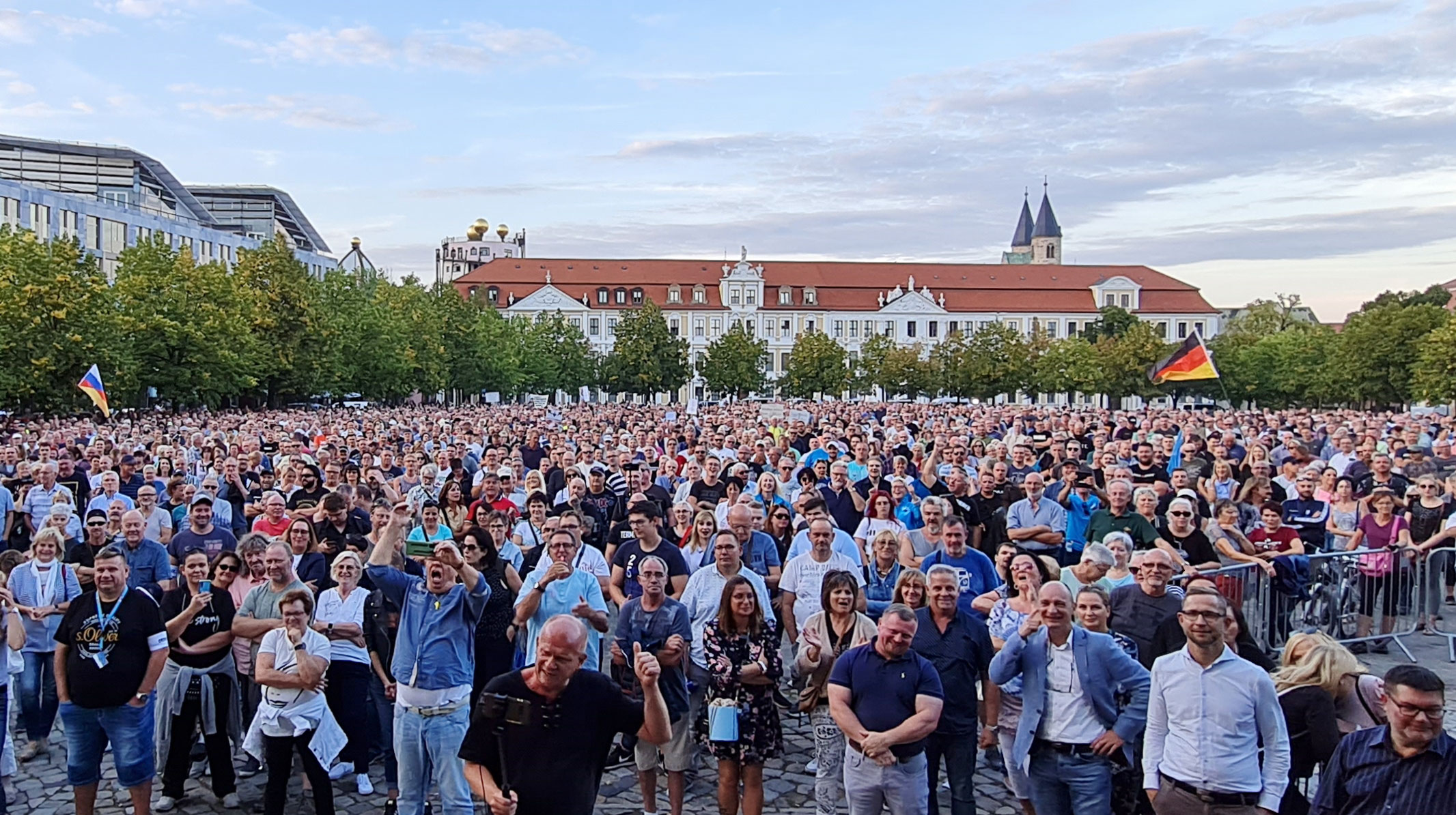 Demonstration gegen Energie-Politik auf dem Domplatz in Magdeburg - BBGLIVE