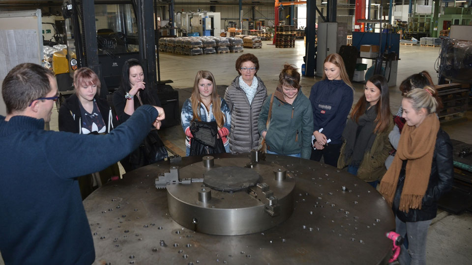  Mit dem Halbjahreszeugnis Kontakt zu Unternehmen aufbauen - BBGLIVE Illustration 