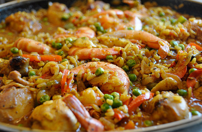 паэлья мориско. испанская паэлья. испанская паэлья с морепродуктами. паэлья мориско. паэлья с морепродуктами классическая испанская.