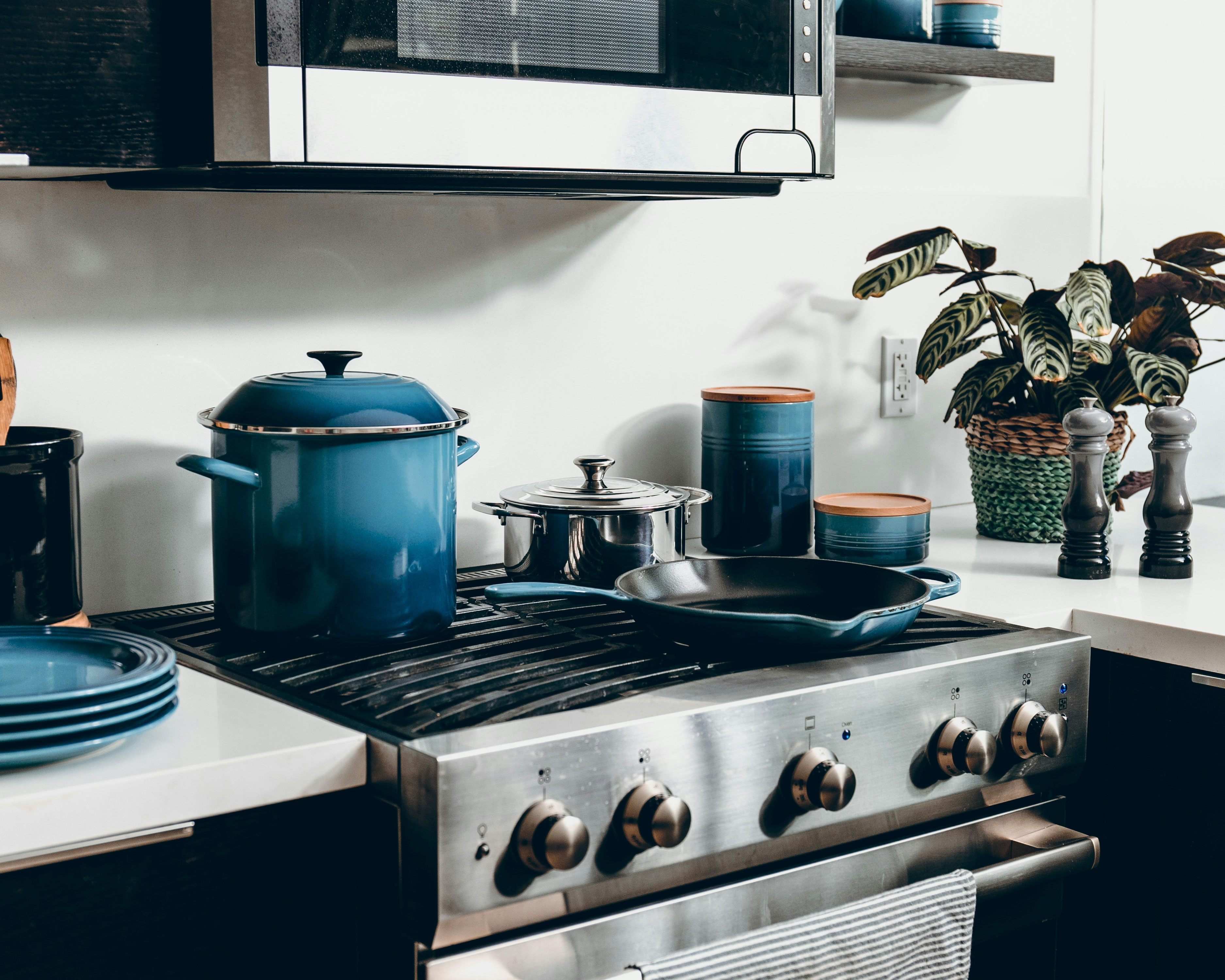 Essentielle Küchengeräte für Gourmet-Mahlzeiten zu Hause
