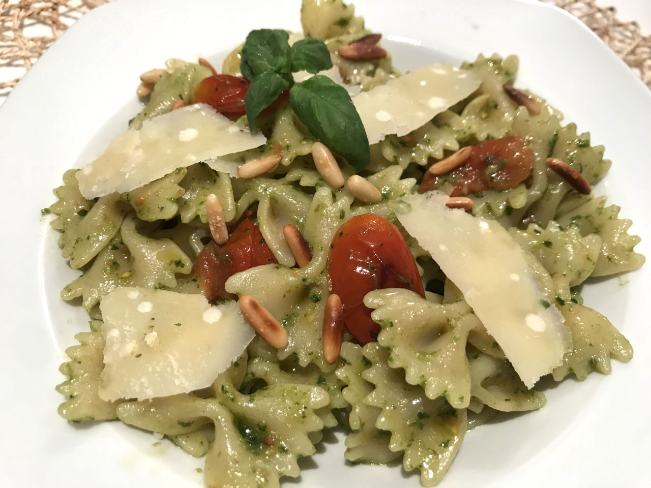 Farfalle an Pesto-Sauce - Food Blog Kochphilosophen