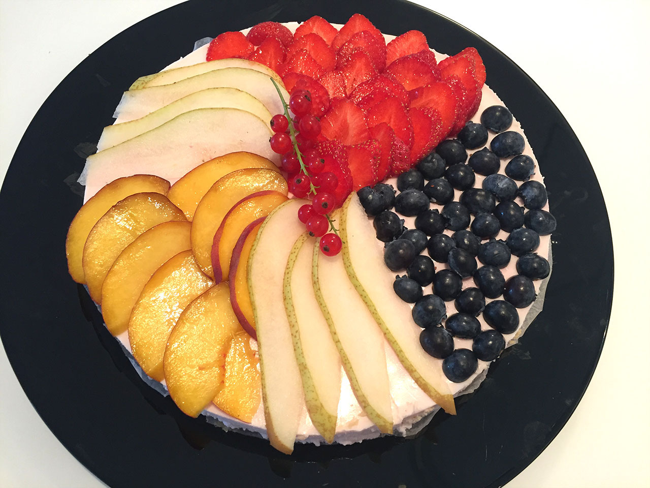 Joghurt-Torte mit frischen Früchten - Food Blog Kochphilosophen