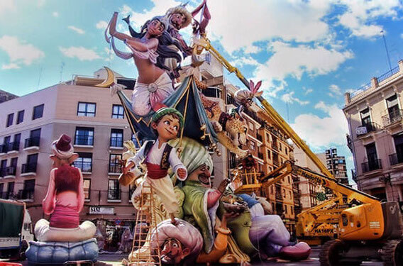バレンシアの火祭り ファジャス Fallas De Valencia ヨーロッパ語のeurolingual