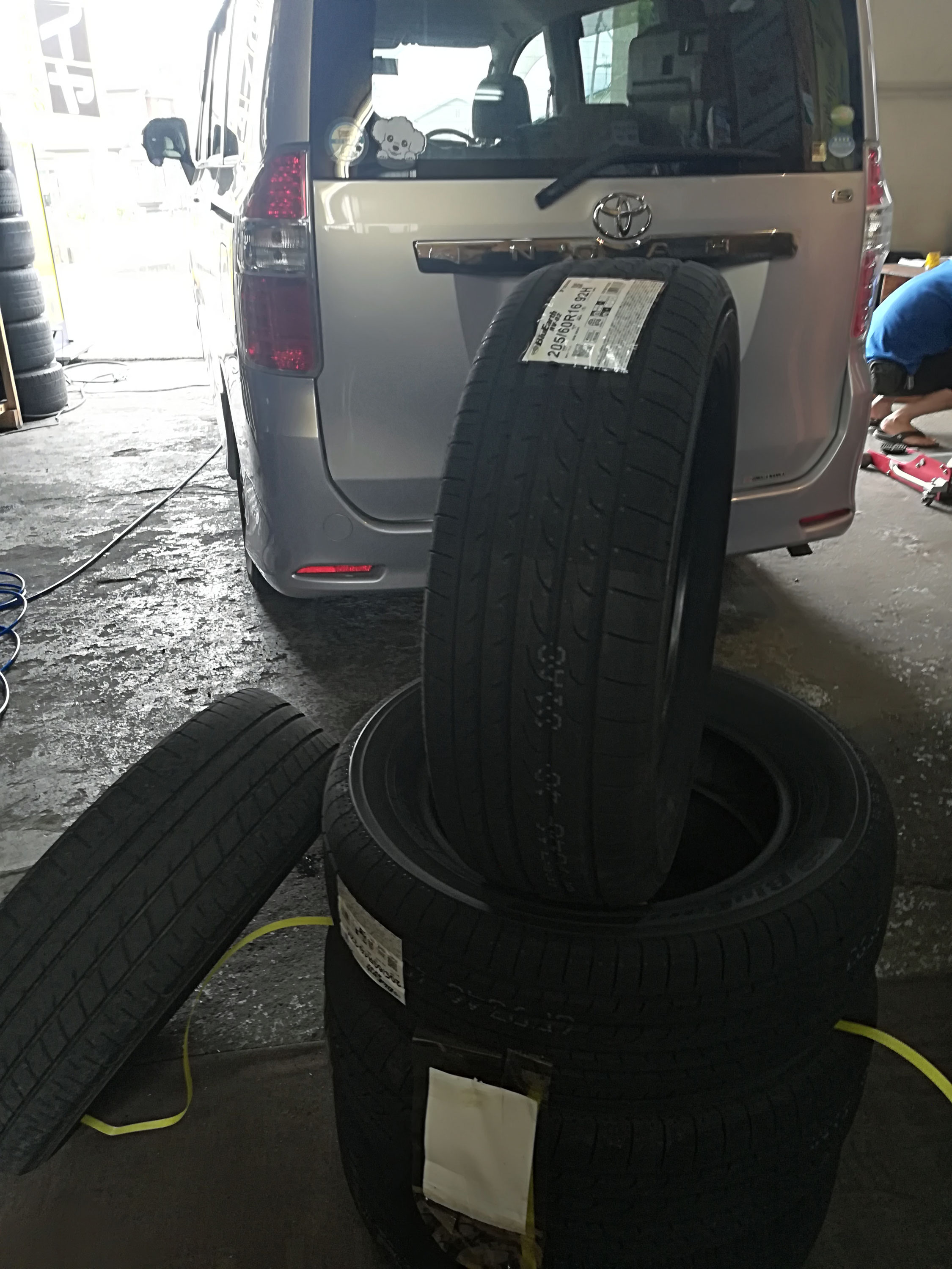 タイヤ持ち込み交換ご来店☆ノア 205/60R16☆新品タイヤ4本交換☆ タイヤショップA