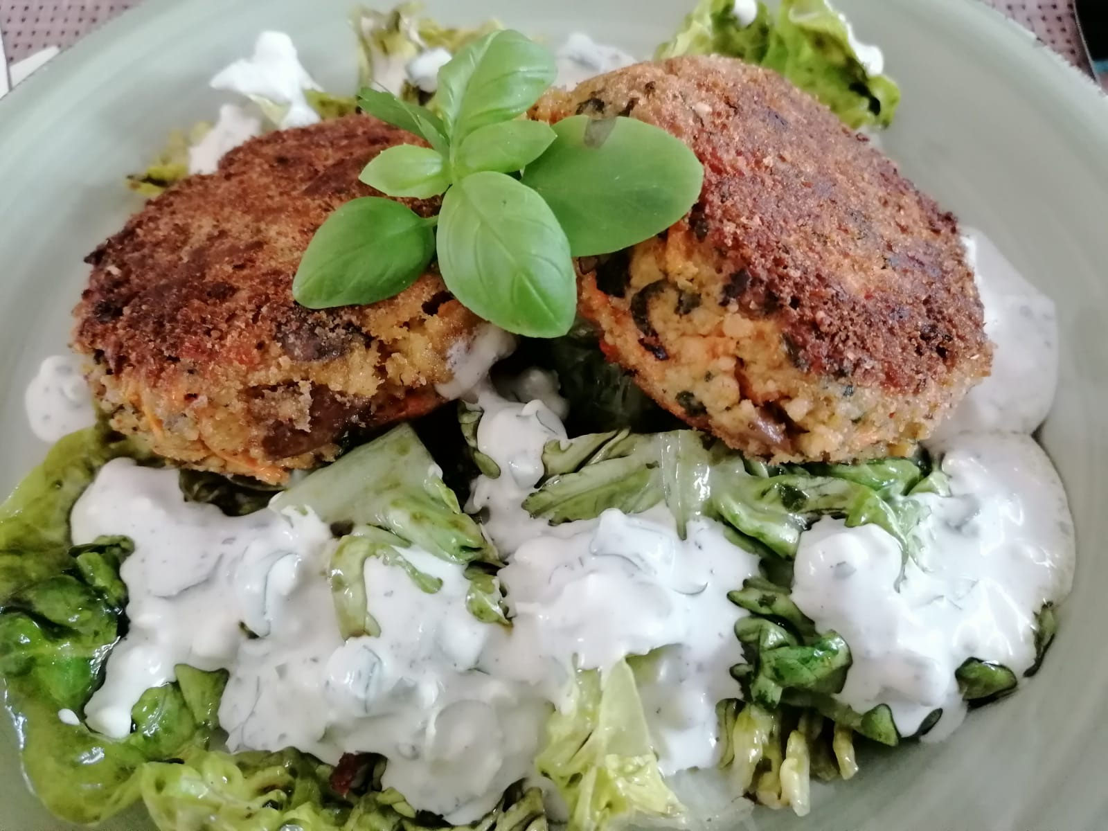 Couscous Laibchen auf Salat mit Dip Ernährungstraining