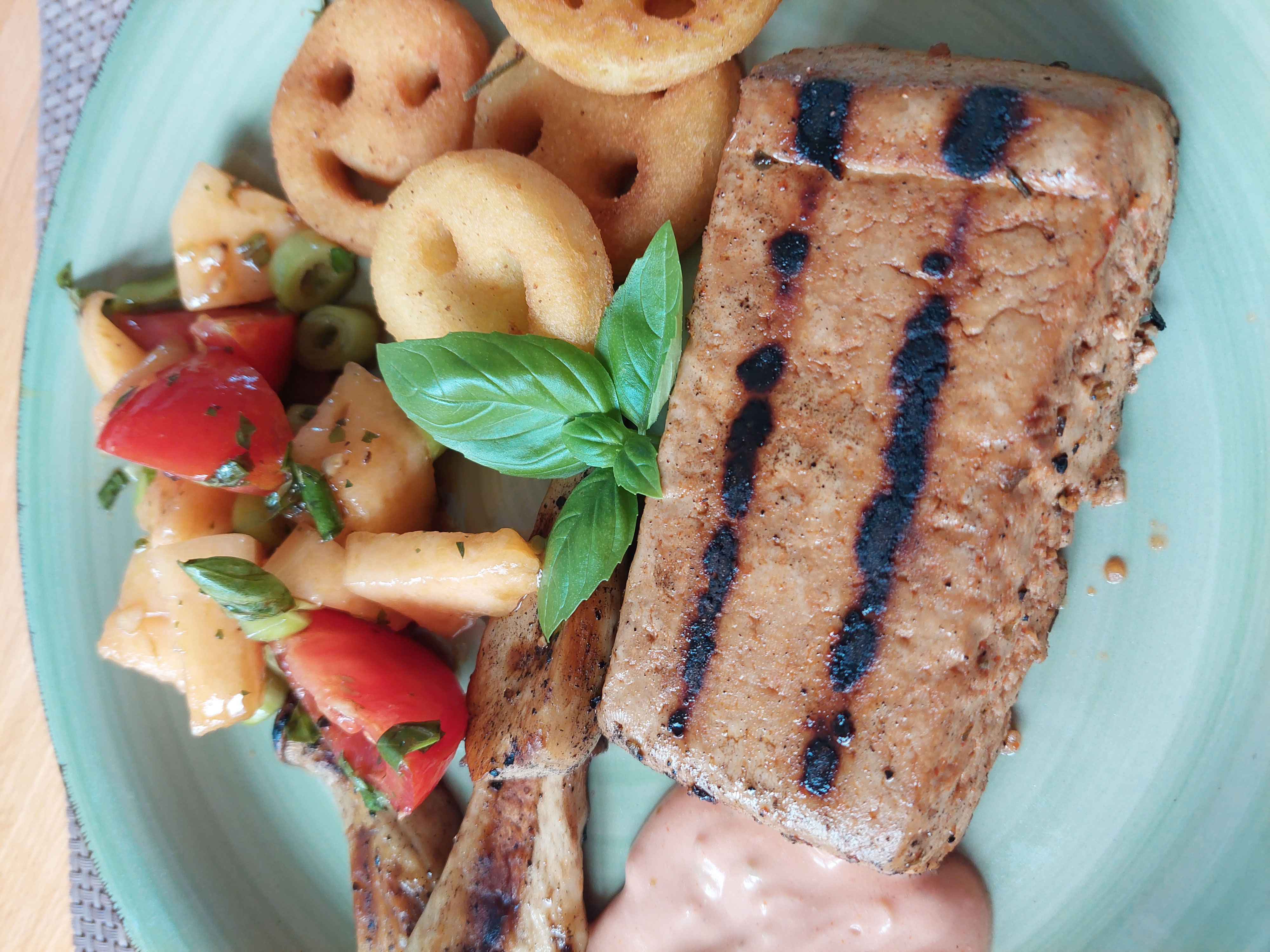 Gegrillter, marinierter Tofu, Gegrillte Kräuterseitlinge, Tomaten ...