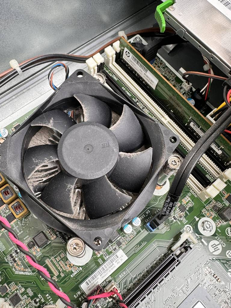 【パソコン内部清掃】経年によるホコリの蓄積やグリスの劣化、内蔵電池の交換なども承っています。 - ｜土岐市、多治見市、瑞浪市のパソコン修理専門サービス