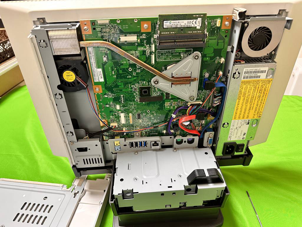 富士通デスクトップ ESPRIMO K555/K の SSD換装+メモリ増設を行 富士通デスクトップ ESPRIMO K555/K の SSD換装+メモリ増設を行