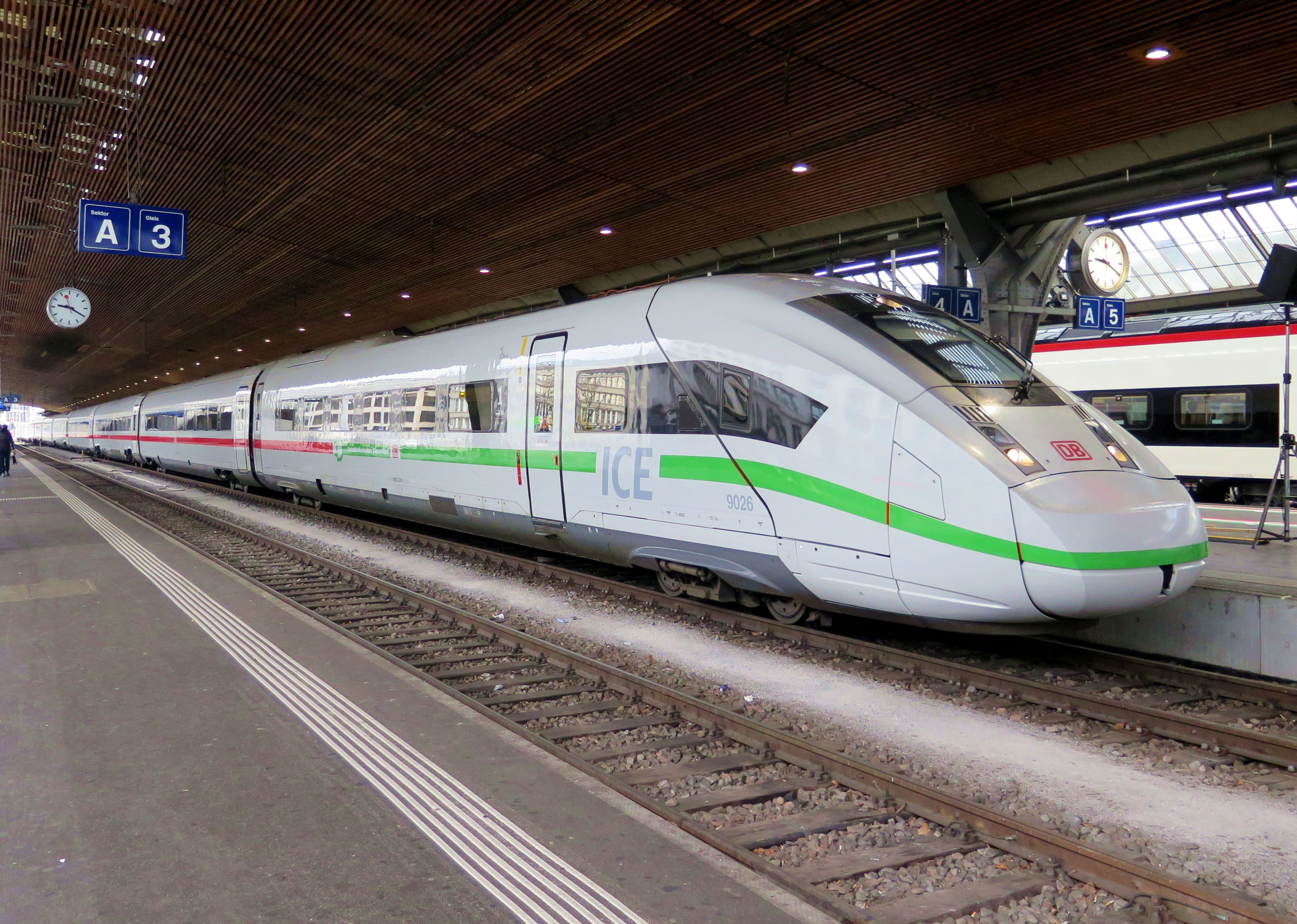 DB prÃ¤sentiert und tauft einen ICE 4 am ZÃ¼rcher