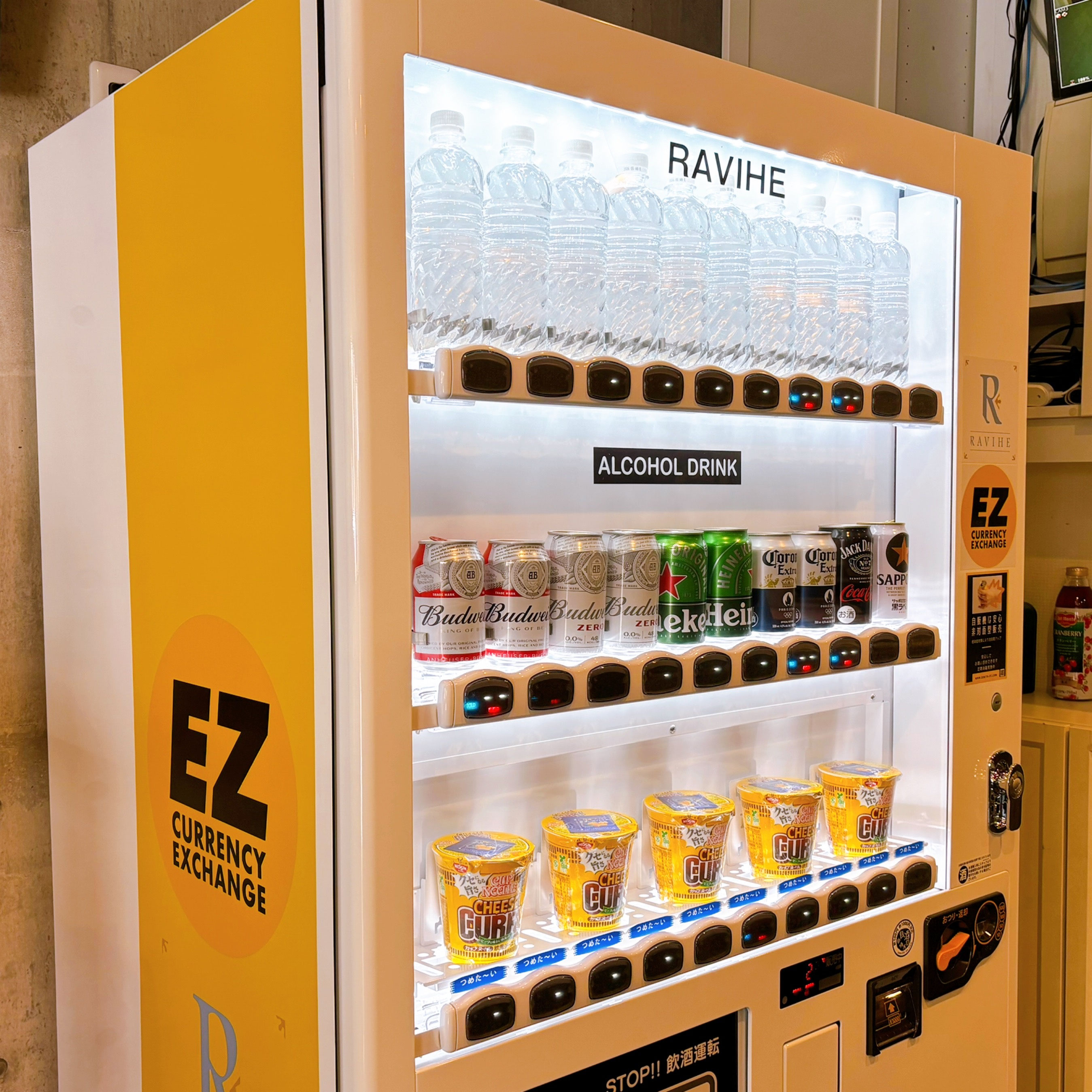 外貨両替所の中は米軍御用達のラウンジ⁉酒自販機で空間を有効活用 - 酒自販機ゼニス