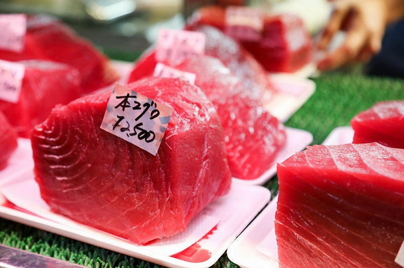 いちば 沖縄の魚は美味しいそれとも 那覇の魚市場 泊いゆまち で新鮮生まぐろをその場で味わう 駐車場情報あり 沖縄くるまーい いちば 沖縄の魚は美味しいそれとも 那覇の魚市場 泊いゆまち で新鮮生まぐろをその場で味わう 駐車場情報あり 沖縄くるまーい