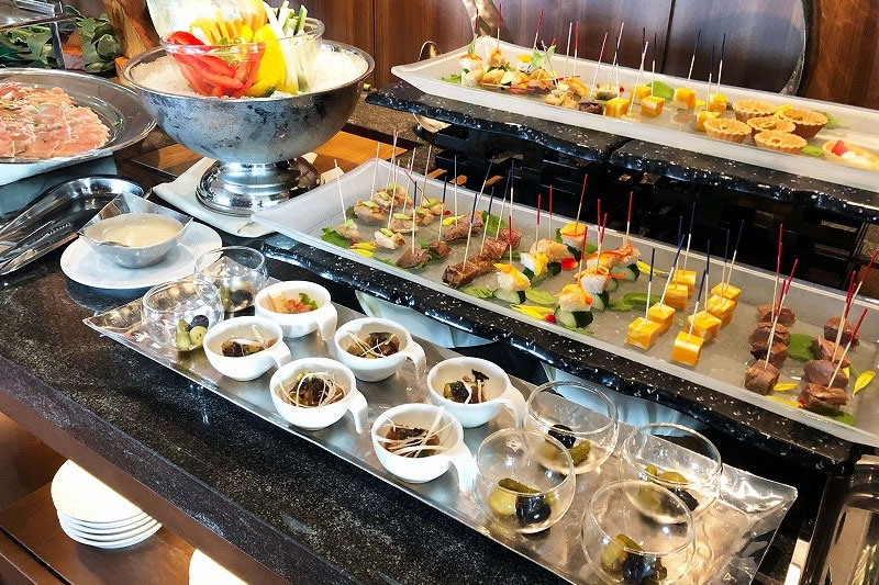 【ホテルのクラブラウンジ】沖縄ハーバービューホテルのクラブラウンジまとめ。朝食からバータイムまで一日中お得に楽しめます。サービス案内・メニュー