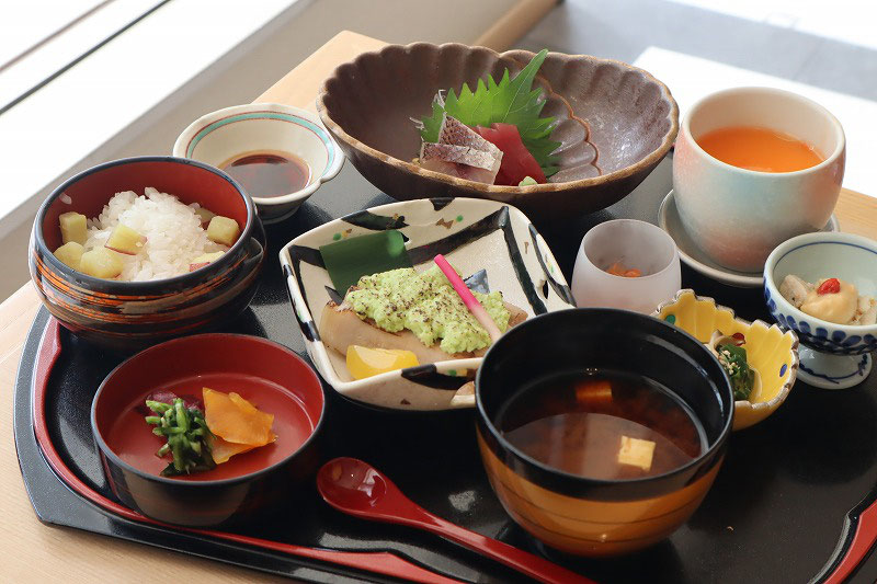 ホテル 那覇市首里 ノボテル沖縄那覇 の和食 登輝 とき のランチは天ぷら盛り合わせ食べ放題付き 季節ごとに訪れたい会席膳 アクセス 駐車場情報あり 沖縄くるまーい