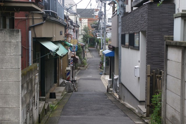 狭い道路では家が建たない！狭あい道路と有効宅地　｜　入間不動産情報館