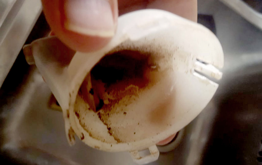 Problema macchina nespresso perde acqua da sotto - Madreterra Caffè