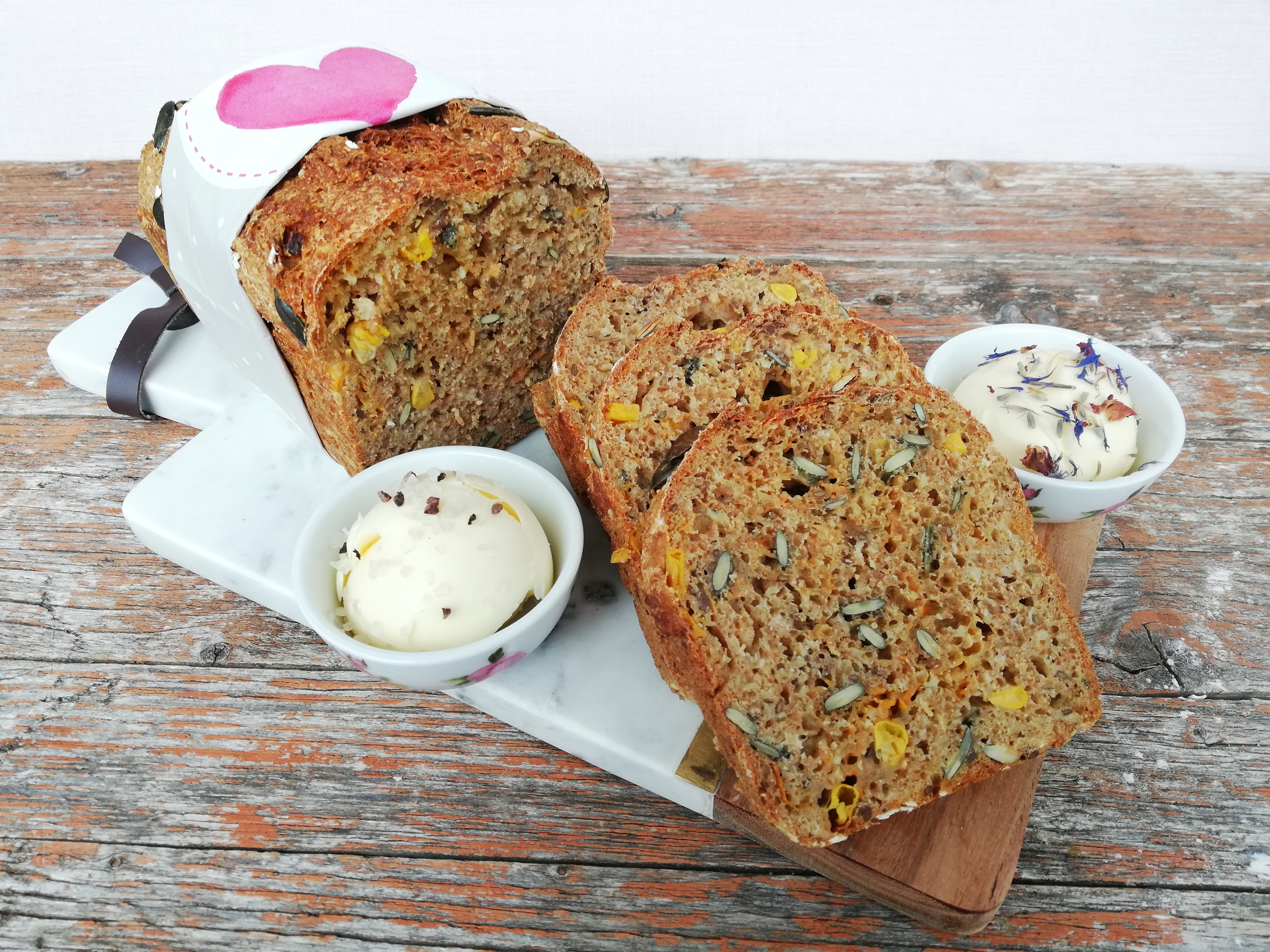 Saftiges Vollkorn-Kastenbrot mit Mais und Möhre - LelaLecker die ...