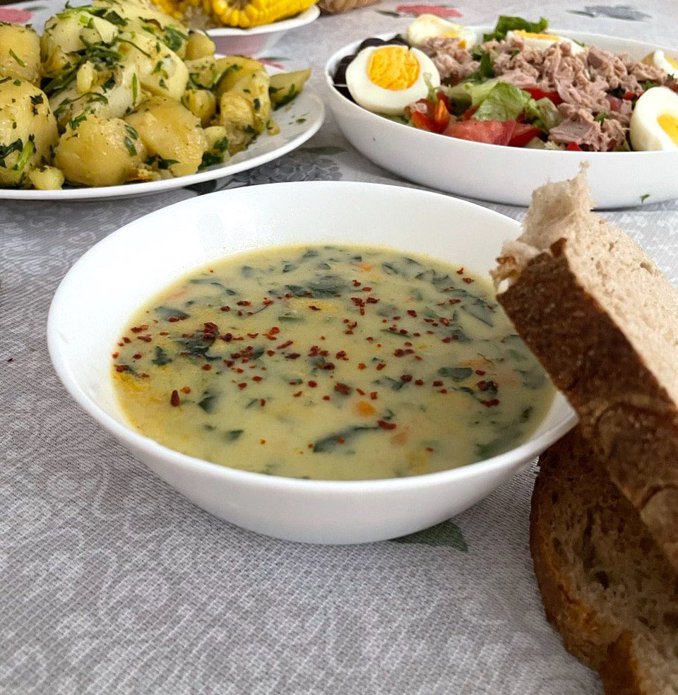 Cremige Spinatsuppe mit Milch und Karotten - Alles Türkei