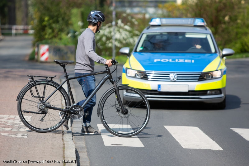 darf ich mit dem fahrrad an autos rechts überholen