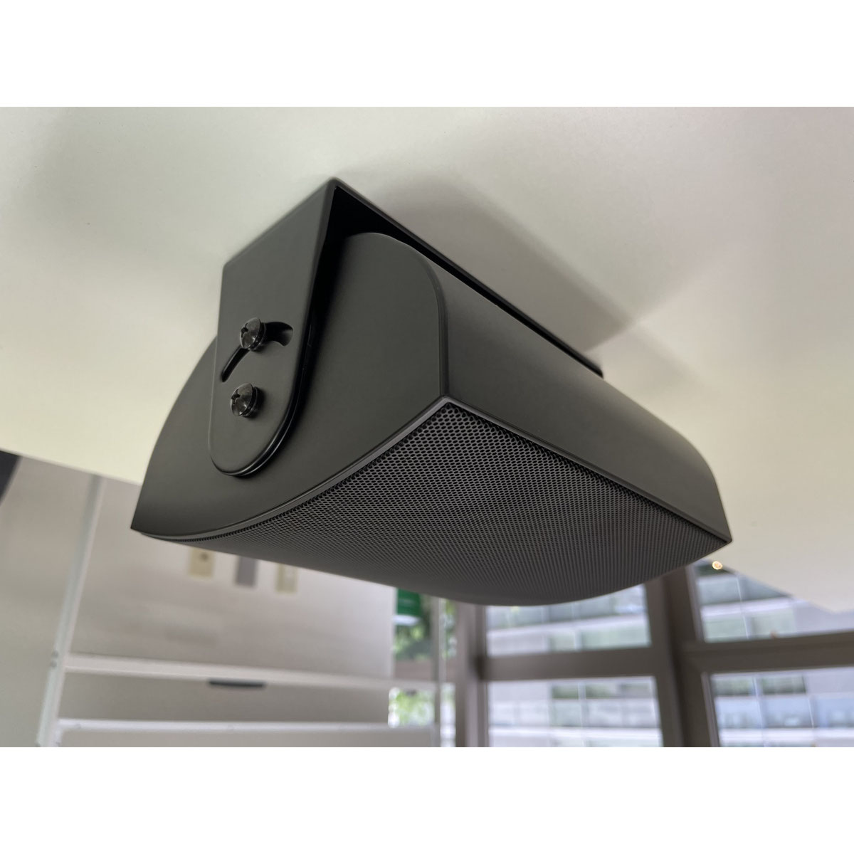 LINNのUNIKを彷彿、天井にも壁掛けにも便利なスピーカー登場 - いい音