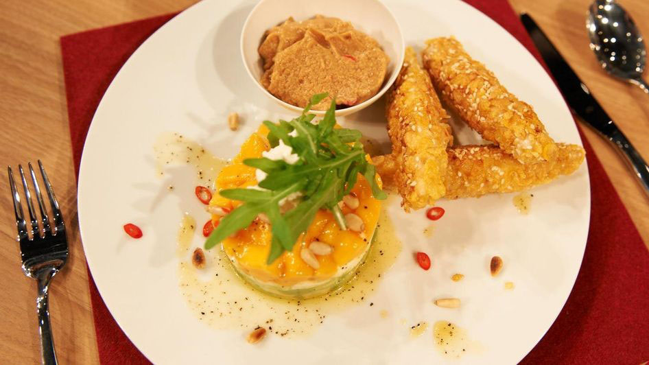 Hähnchensticks im Cornflakes Sesam Mantel mit Avocado-Paprika-Salat und ...