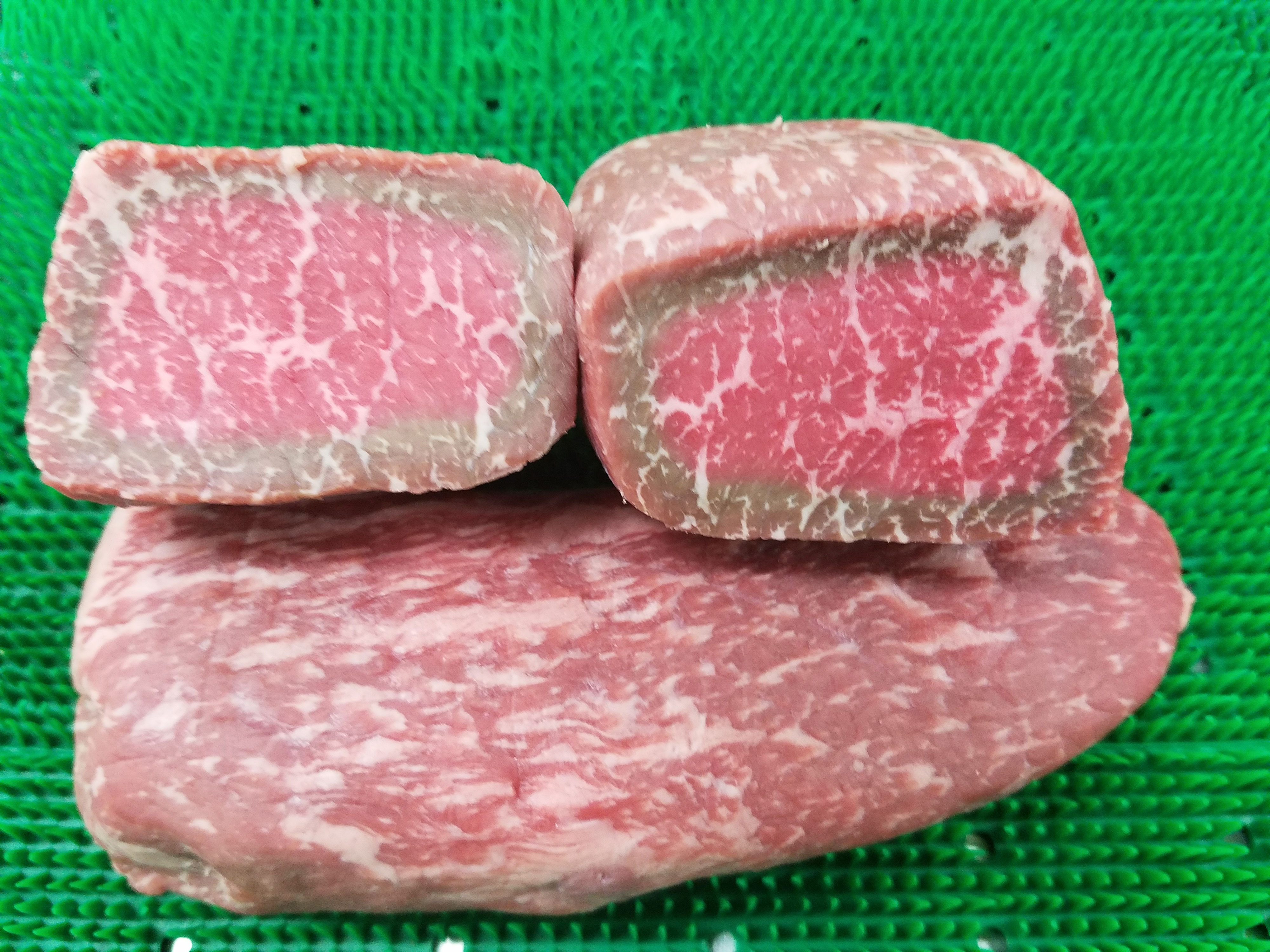 肉の中は酸化出来ず肉本来の色のまま 千葉県佐倉市臼井 黒毛和牛 鳥羽ミート 肉の中は酸化出来ず肉本来の色のまま 千葉県佐倉市臼井 黒毛和牛 鳥羽ミート